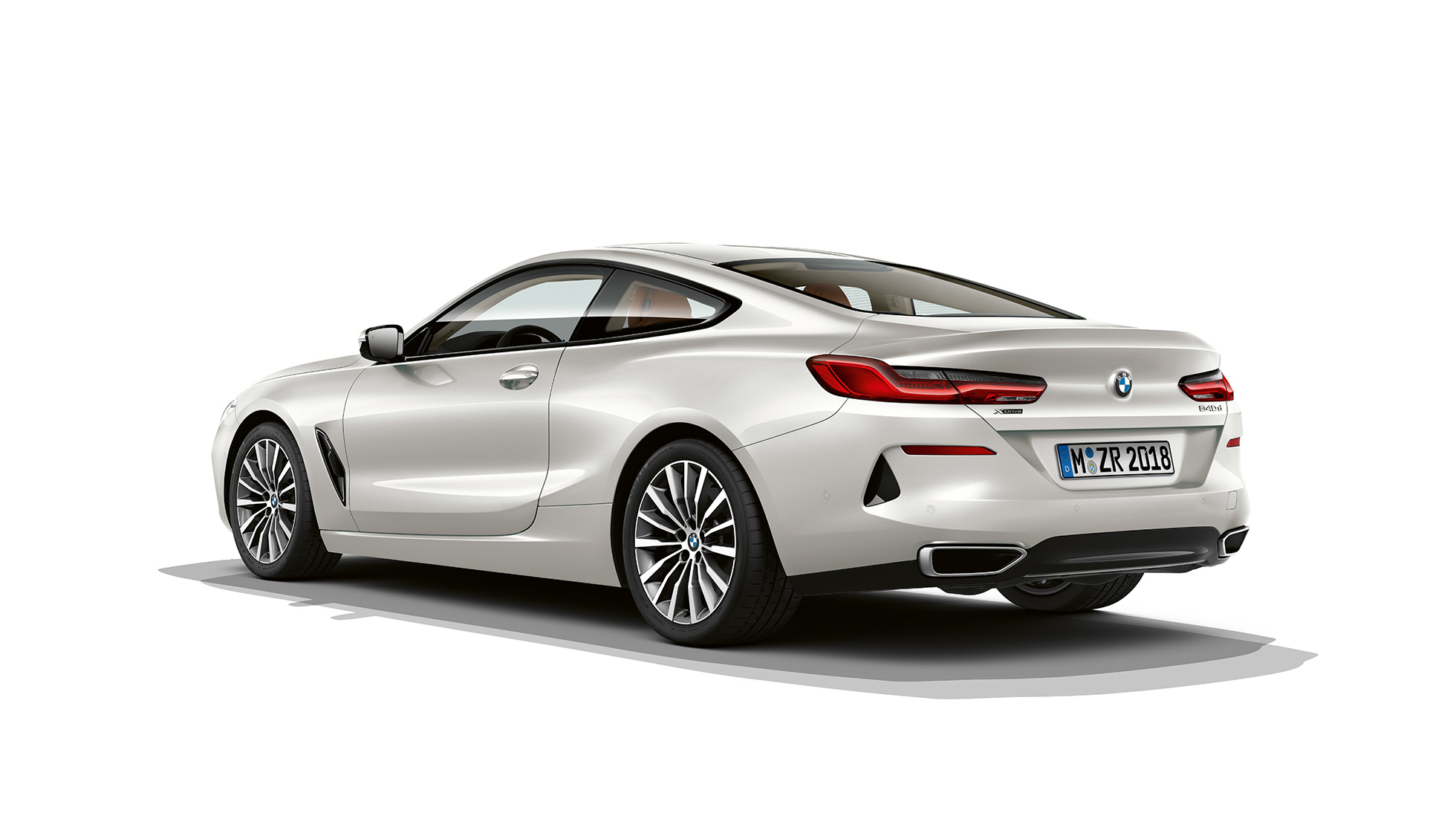 BMW Serie 8 Coupé, vista posteriore a tre quarti G15. BMW Serie 8 Coupé, Mineral White metallizzato, vista posteriore a tre quarti G15.