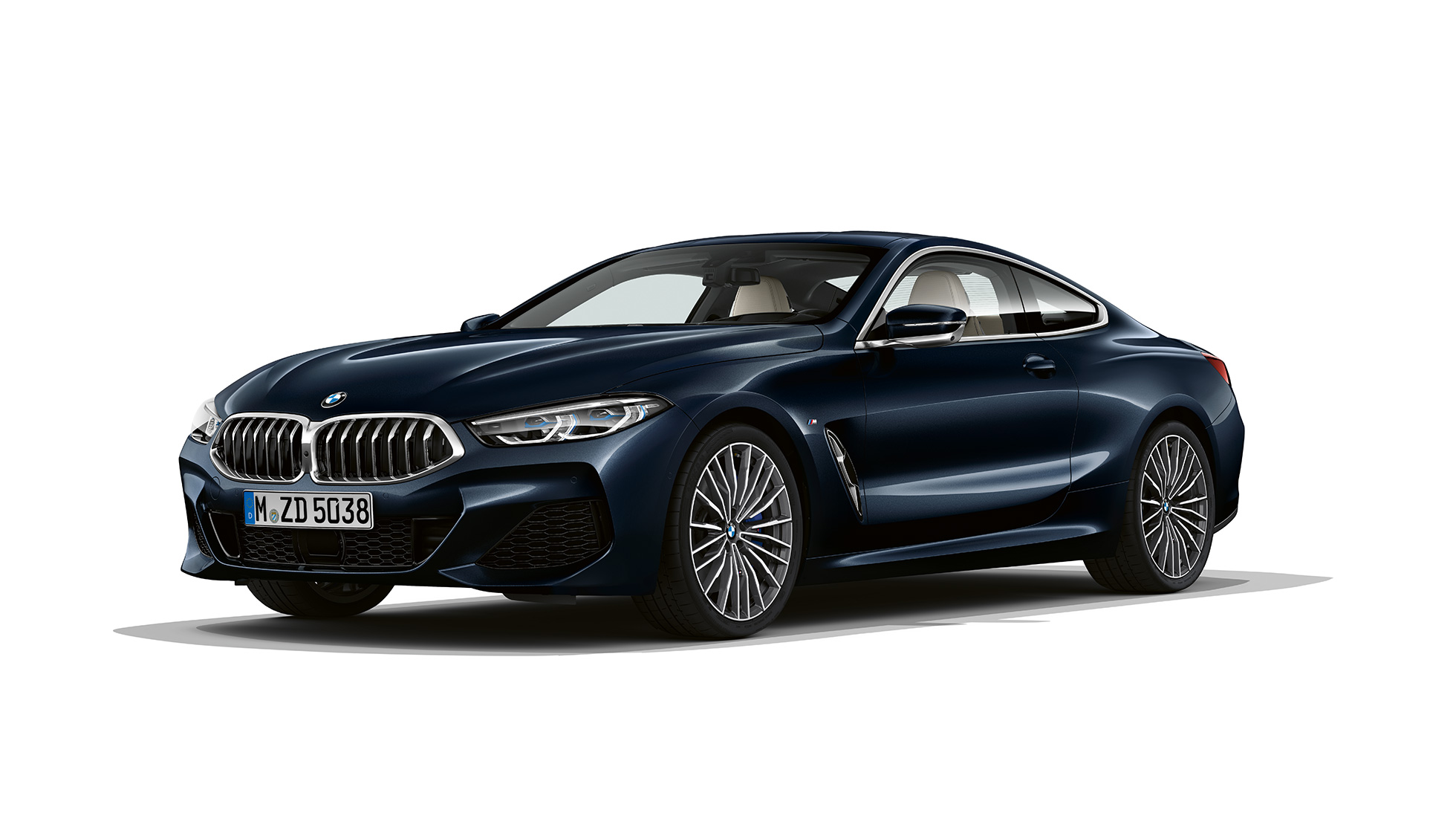 BMW Serie 8 Coupé, vista anteriore a tre quarti G15. BMW Serie 8 Coupé, Carbon Black metallizzato, vista anteriore a tre quarti G15.