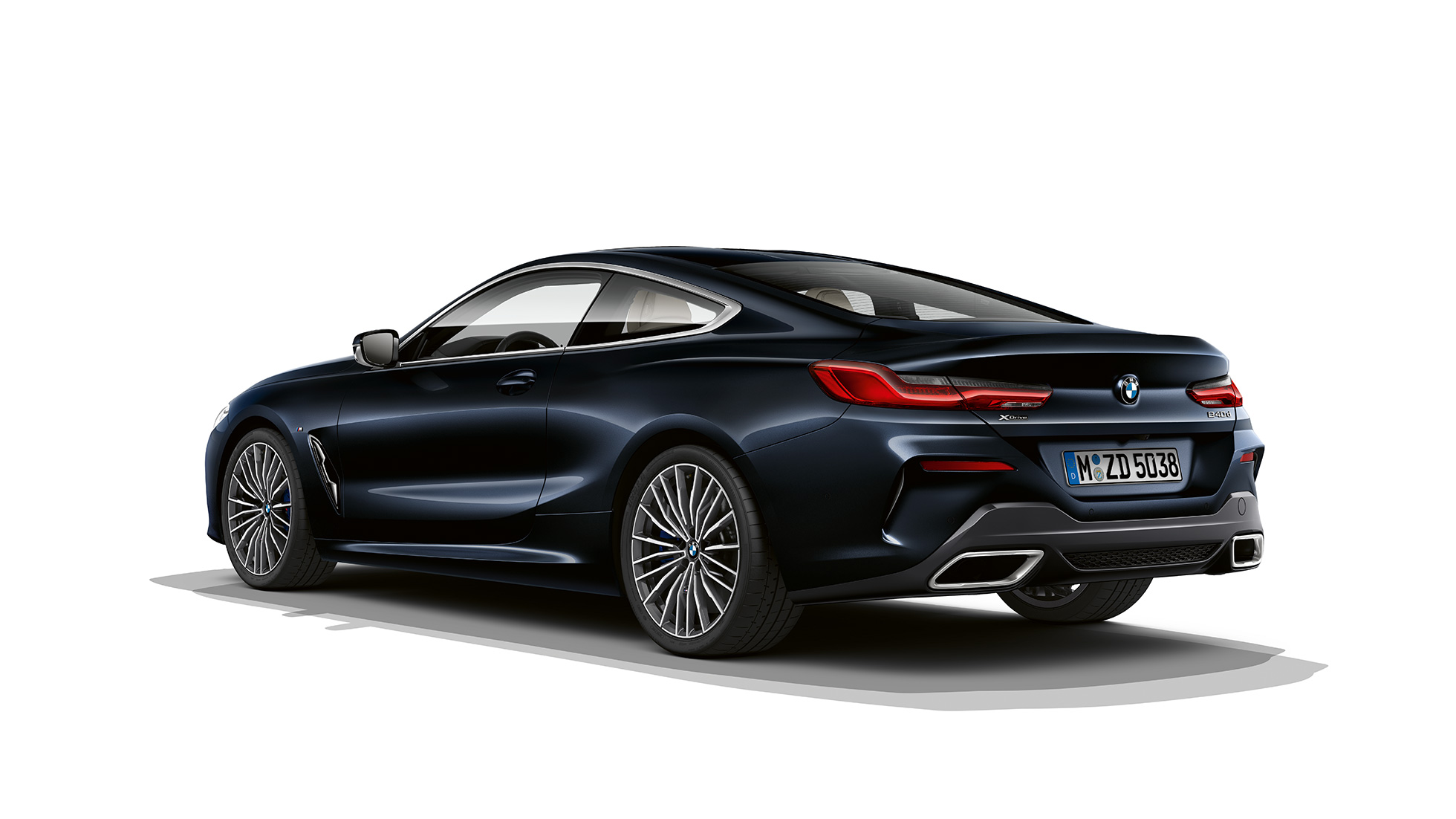 BMW Serie 8 M Coupé, vista posteriore a tre quarti G15. BMW Serie 8 Coupé, Carbon Black metallizzato, vista posteriore a tre quarti G15.