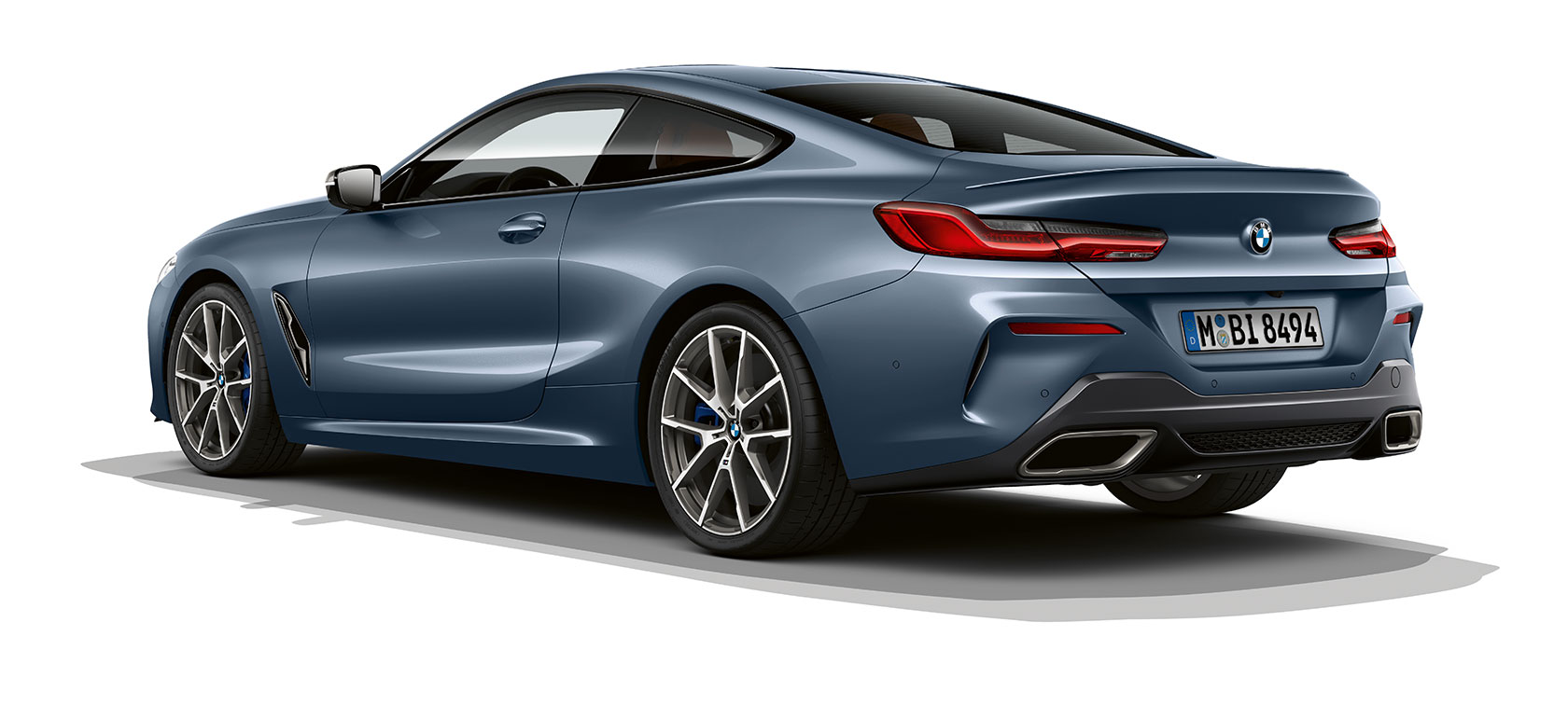 BMW Serie 8 Coupé, Barcelona Blue metallizzato G15. BMW Serie 8 Coupé, Barcelona Blue metallizzato, vista posteriore a tre quarti G15.