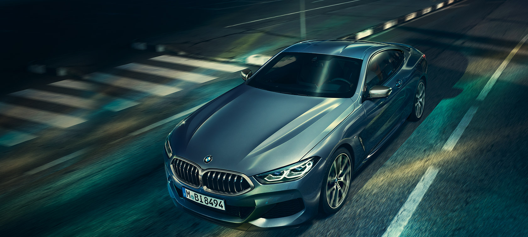 BMW Serie 8 Coupé, vista anteriore a tre quarti G15. BMW Serie 8 Coupé, vista anteriore a tre quarti, ripresa da ferma con primo piano del cofano motore G15.