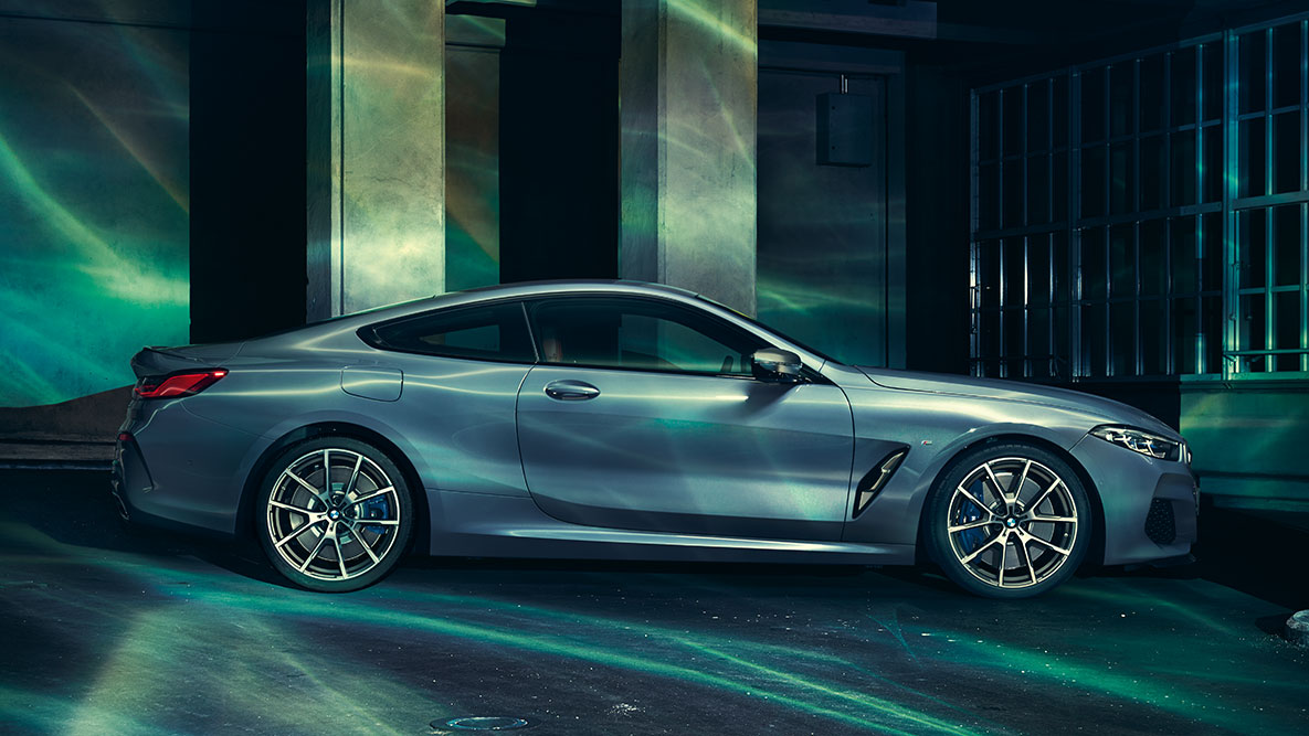 BMW Serie 8 Coupé, vista laterale. Ripresa da ferma laterale della BMW Serie 8 su sfondo urbano.