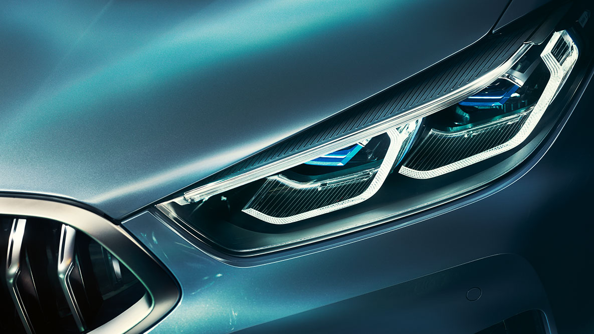 BMW Serie 8 Coupé, luce laser. Ripresa da vicino della luce laser nel frontale della BMW Serie 8 Coupé.