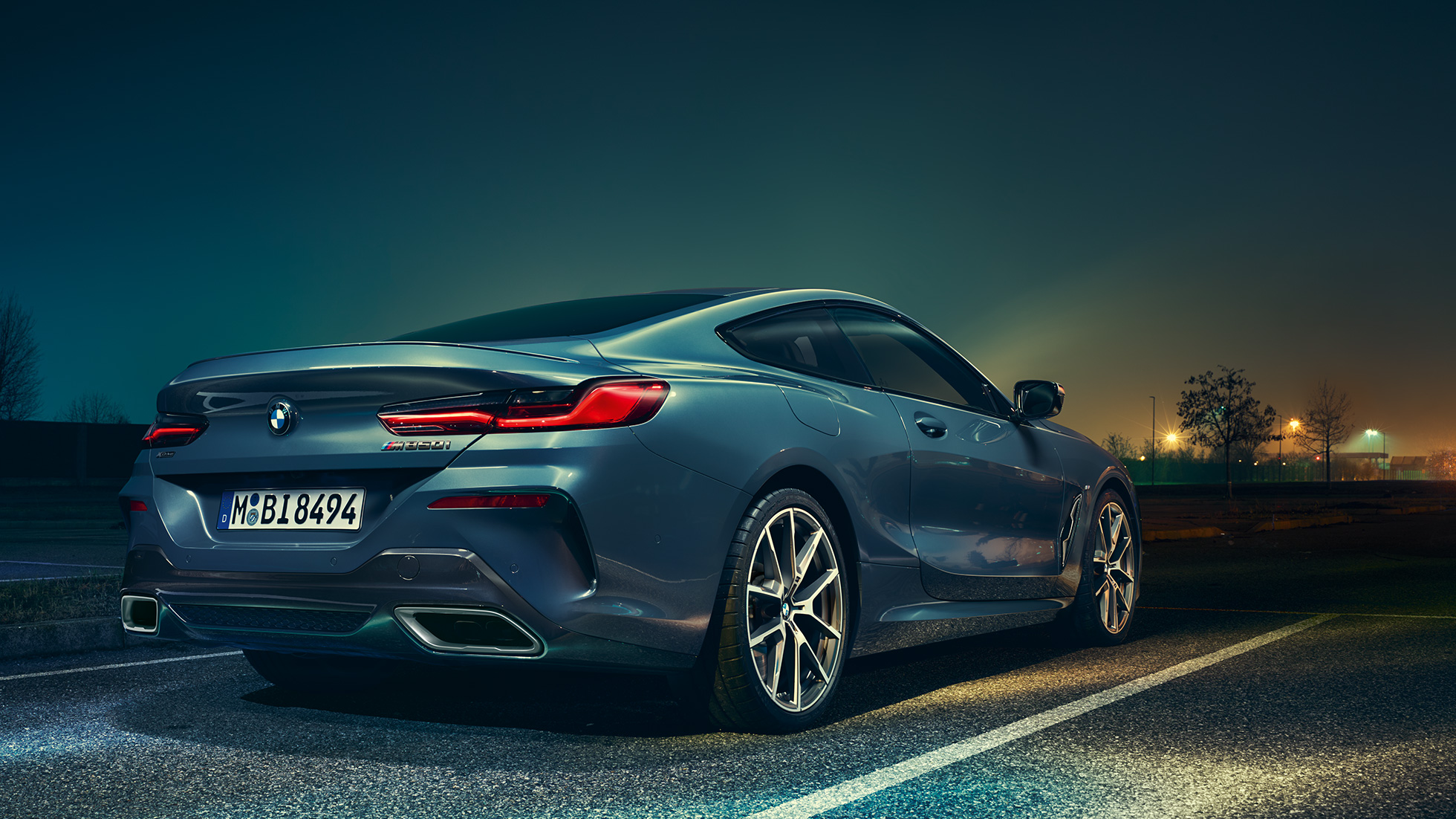 BMW Serie 8 M Coupé, vista posteriore a tre quarti G15. BMW Serie 8 Coupé, vista posteriore a tre quarti, ripresa da ferma, di notte G15.