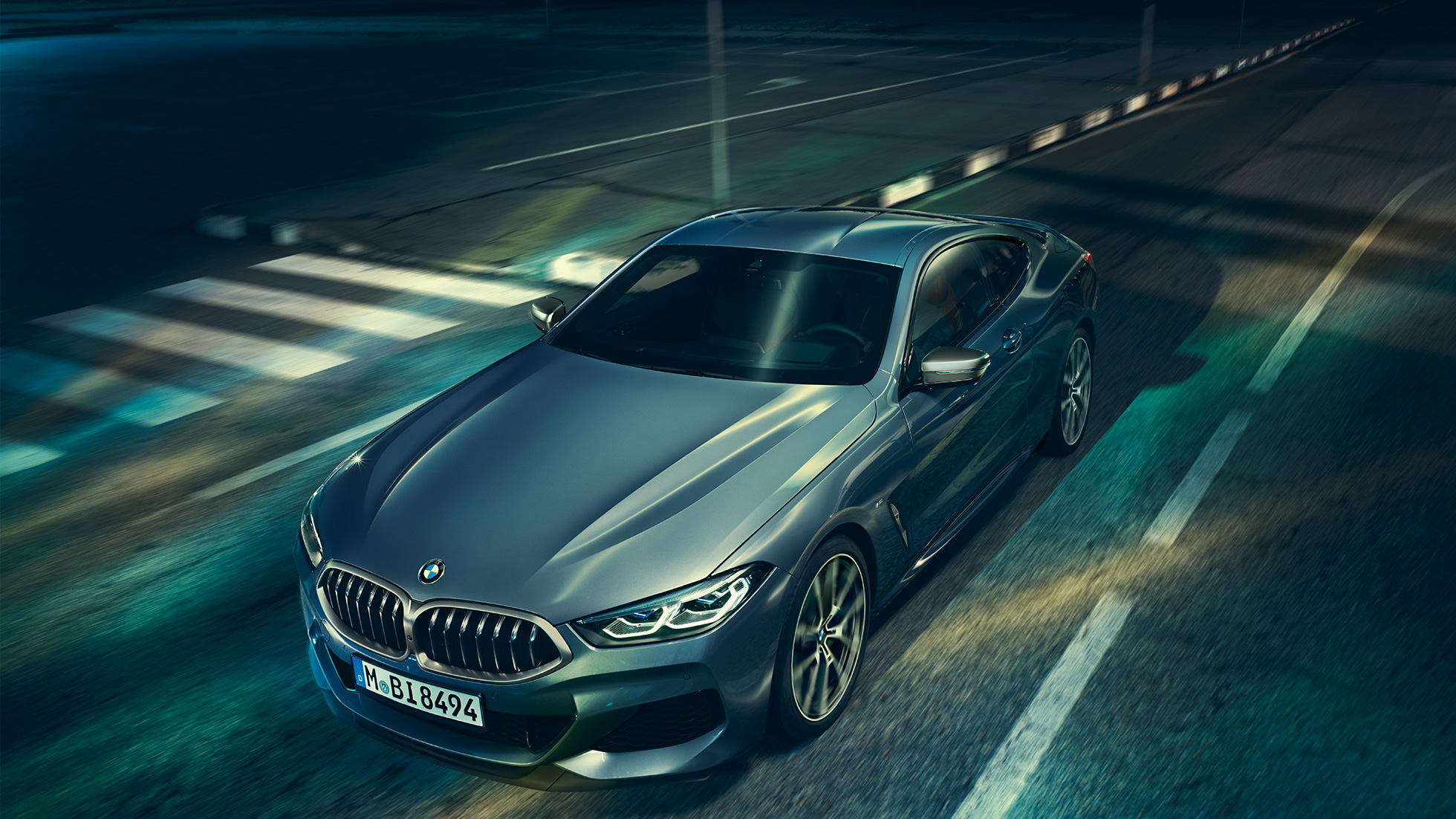 BMW Serie 8 Coupé, vista anteriore a tre quarti G15. BMW Serie 8 Coupé, vista anteriore a tre quarti, ripresa da ferma con primo piano del cofano motore G15.