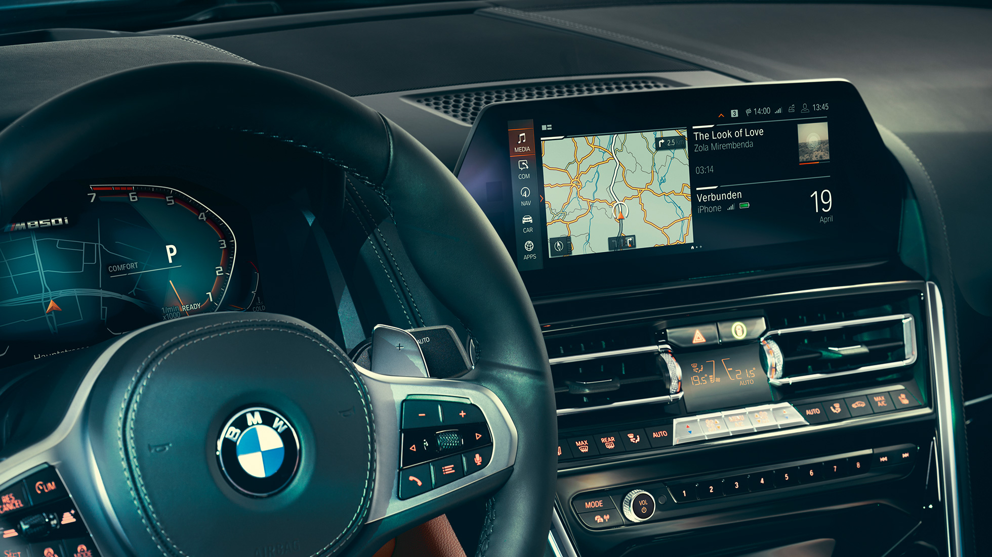 BMW Serie 8 Coupé, Cockpit G15. La BMW Serie 8 Coupé, cockpit, primo piano con volante e Control Display G15.