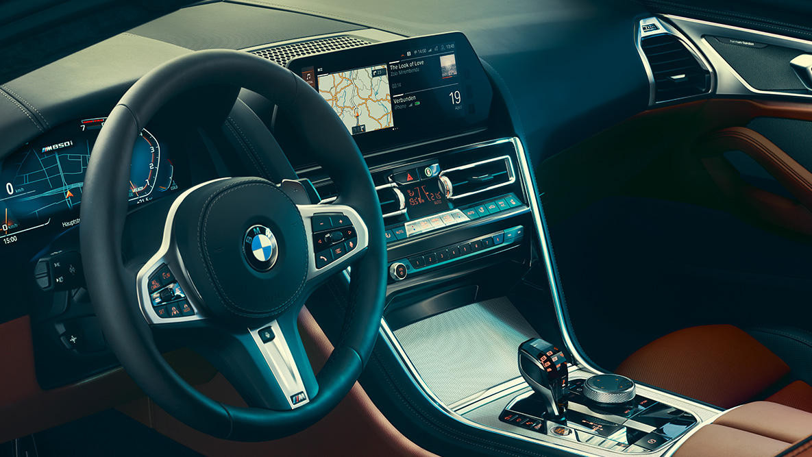 BMW Serie 8 Coupé, cockpit. Ripresa da vicino del quadro strumenti della BMW Serie 8 Coupé.