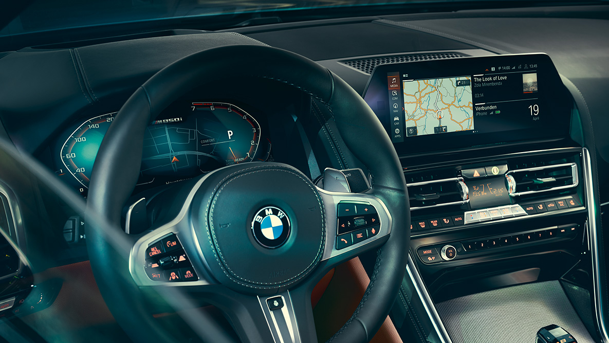 BMW Serie 8 Coupé, cockpit. Ripresa da vicino dell’abitacolo della BMW Serie 8 Coupé con primo piano del volante.