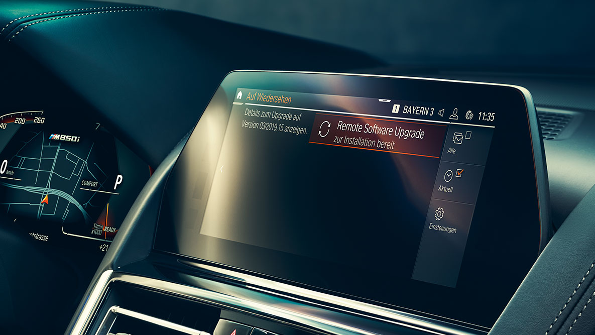 BMW Serie 8 Coupé, cockpit. Abitacolo della BMW Serie 8 Coupé con Control Display e Remote Software Upgrade.