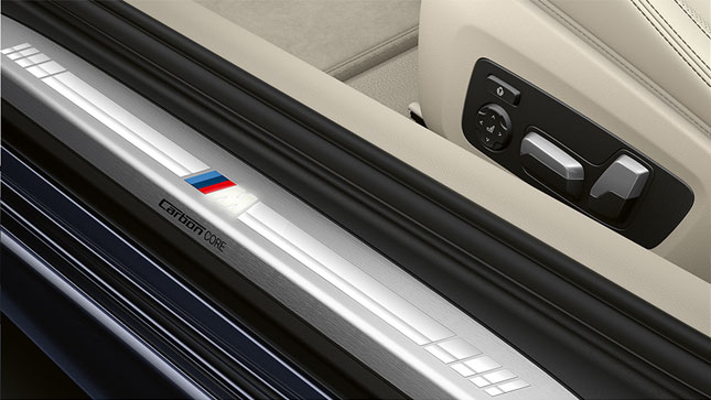 BMW Serie 8 Coupé, logo BMW con logo M G15. Ripresa da vicino del listello battitacco della BMW Serie 8 Coupé con Logo M G15.
