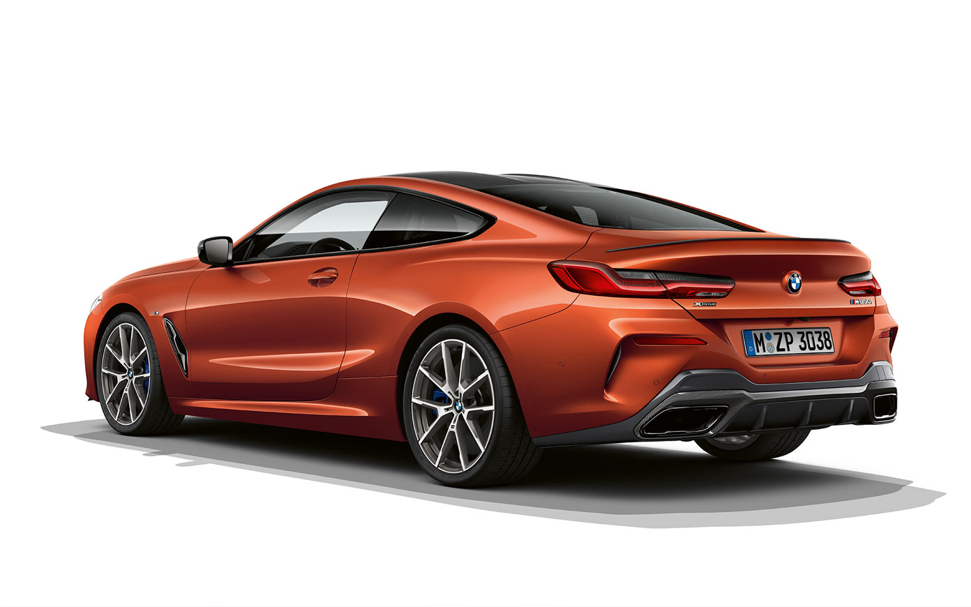 BMW Serie 8 Coupé, Sunset Orange metallizzato G15. Ripresa da ferma della BMW Serie 8 Coupé in Sunset Orange metallizzato su sfondo bianco G15.