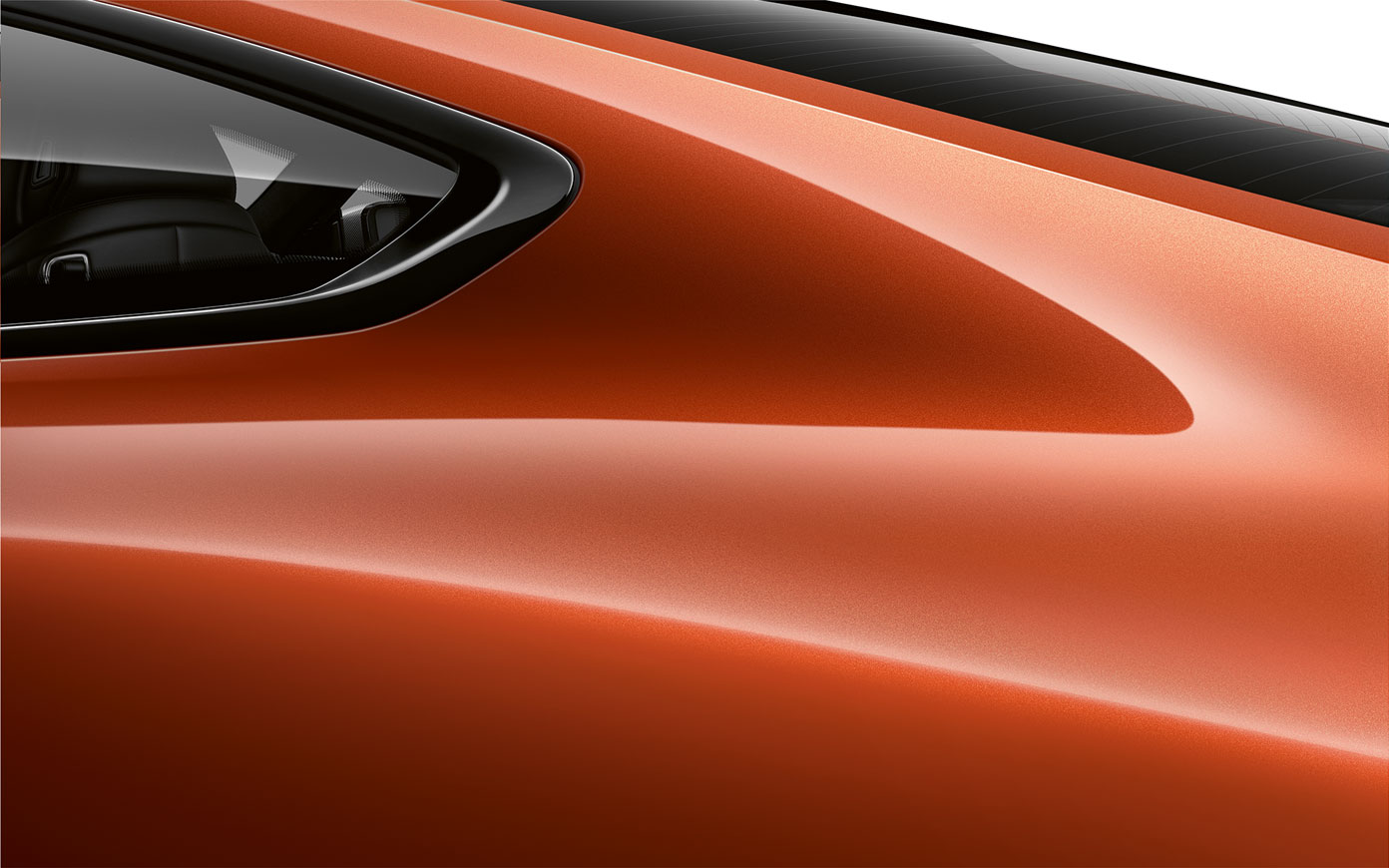 BMW Serie 8 Coupé, ripresa da vicino del montante posteriore G15. Ripresa da vicino del montante posteriore della BMW Serie 8 Coupé in Sunset Orange metallizzato G15.