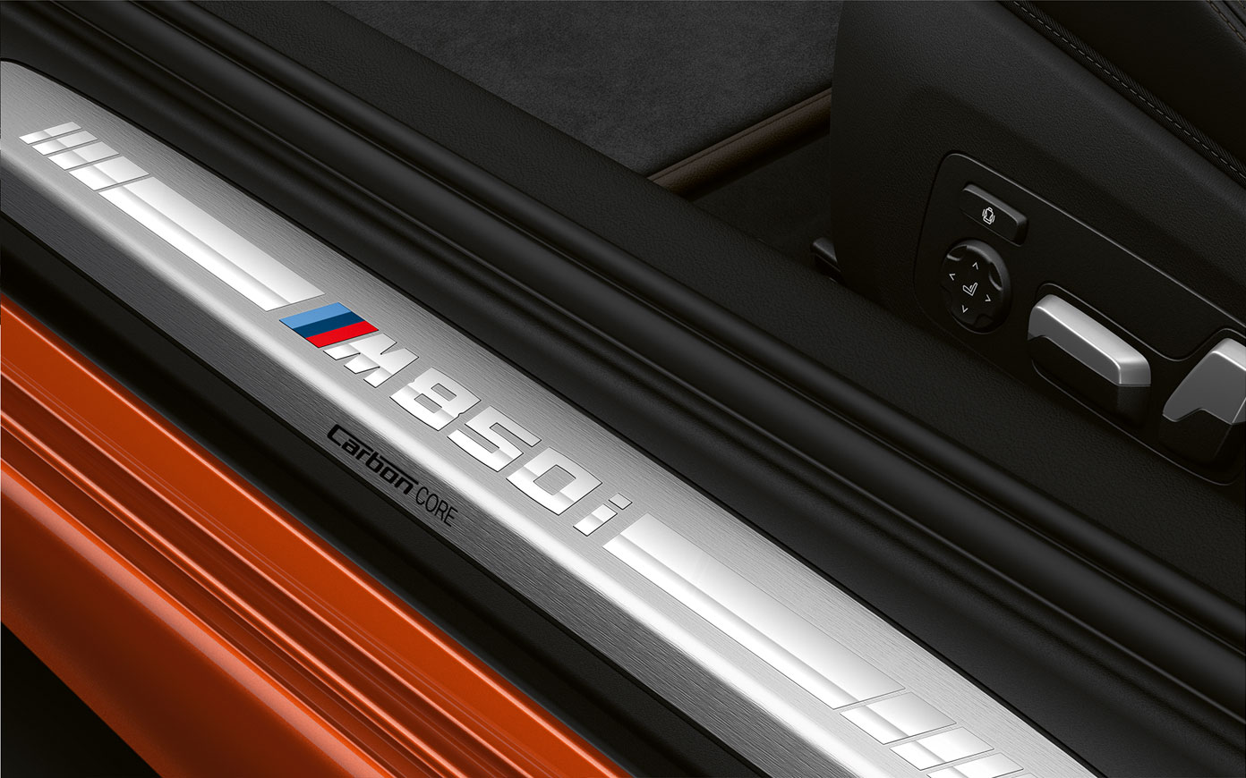 BMW Serie 8 Coupé, listello battitacco M850i G15. Ripresa da vicino del listello battitacco della BMW Serie 8 Coupé con logo M850i G15.