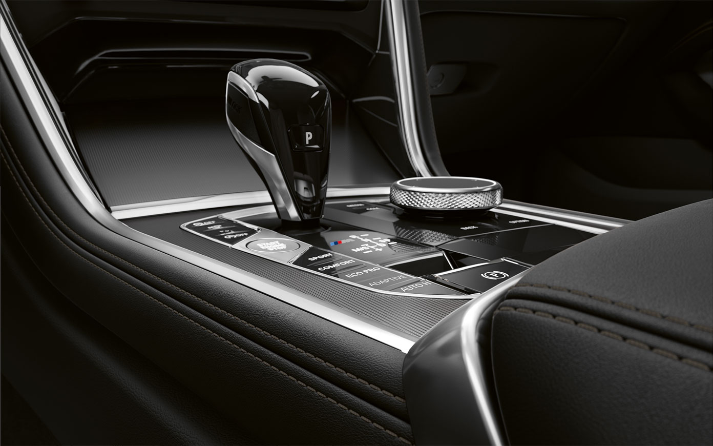 BMW Serie 8 Coupé, consolle centrale G15. Ripresa da vicino della consolle centrale della BMW Serie 8 Coupé G15.