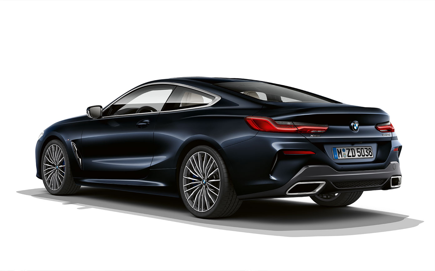 BMW Serie 8 Coupé, Carbon Black metallizzato G15. Ripresa da ferma della BMW Serie 8 Coupé in Carbon Black metallizzato su sfondo bianco G15.
