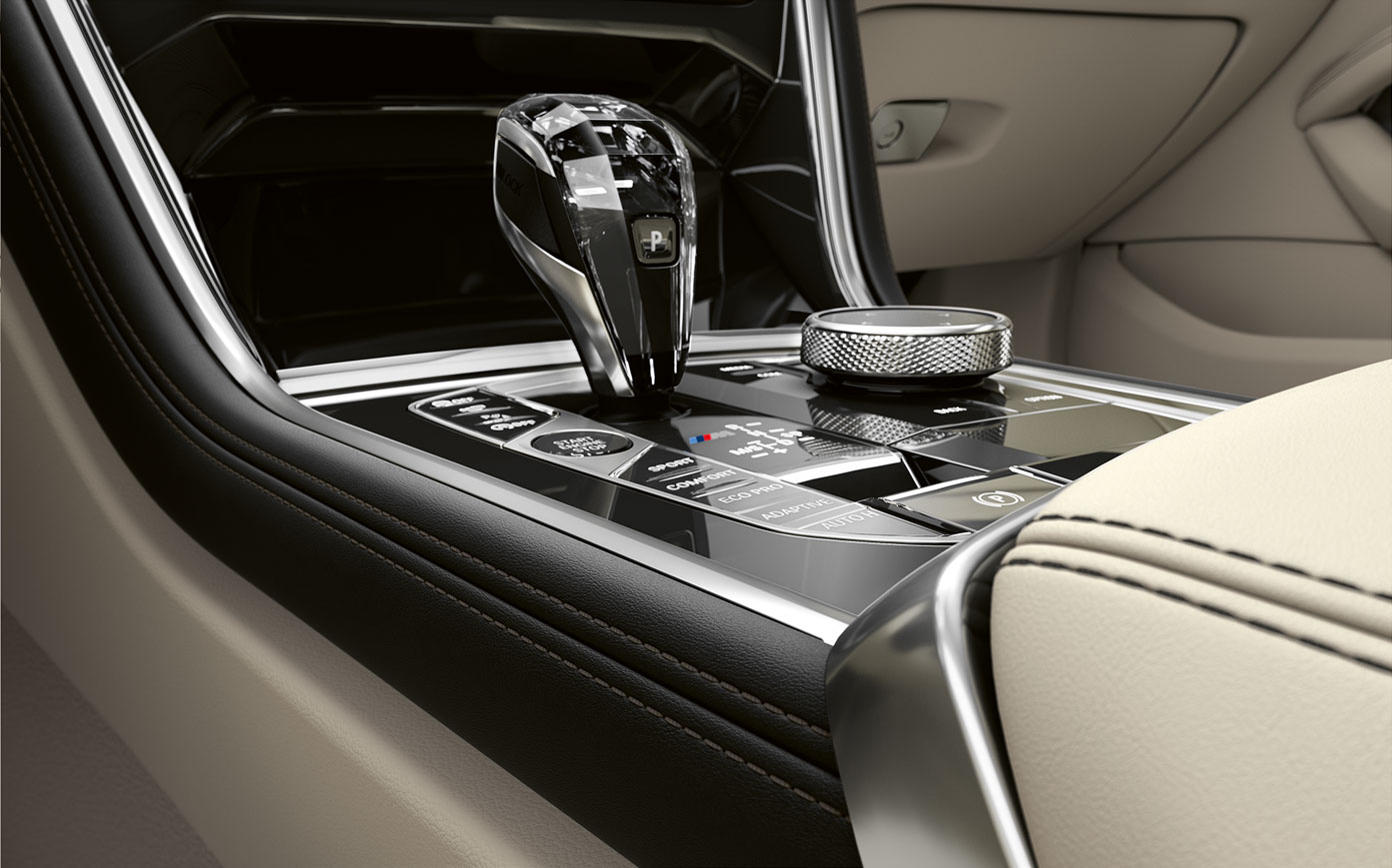 BMW Serie 8 Coupé, consolle centrale G15. Ripresa da vicino della consolle centrale della BMW Serie 8 Coupé G15.