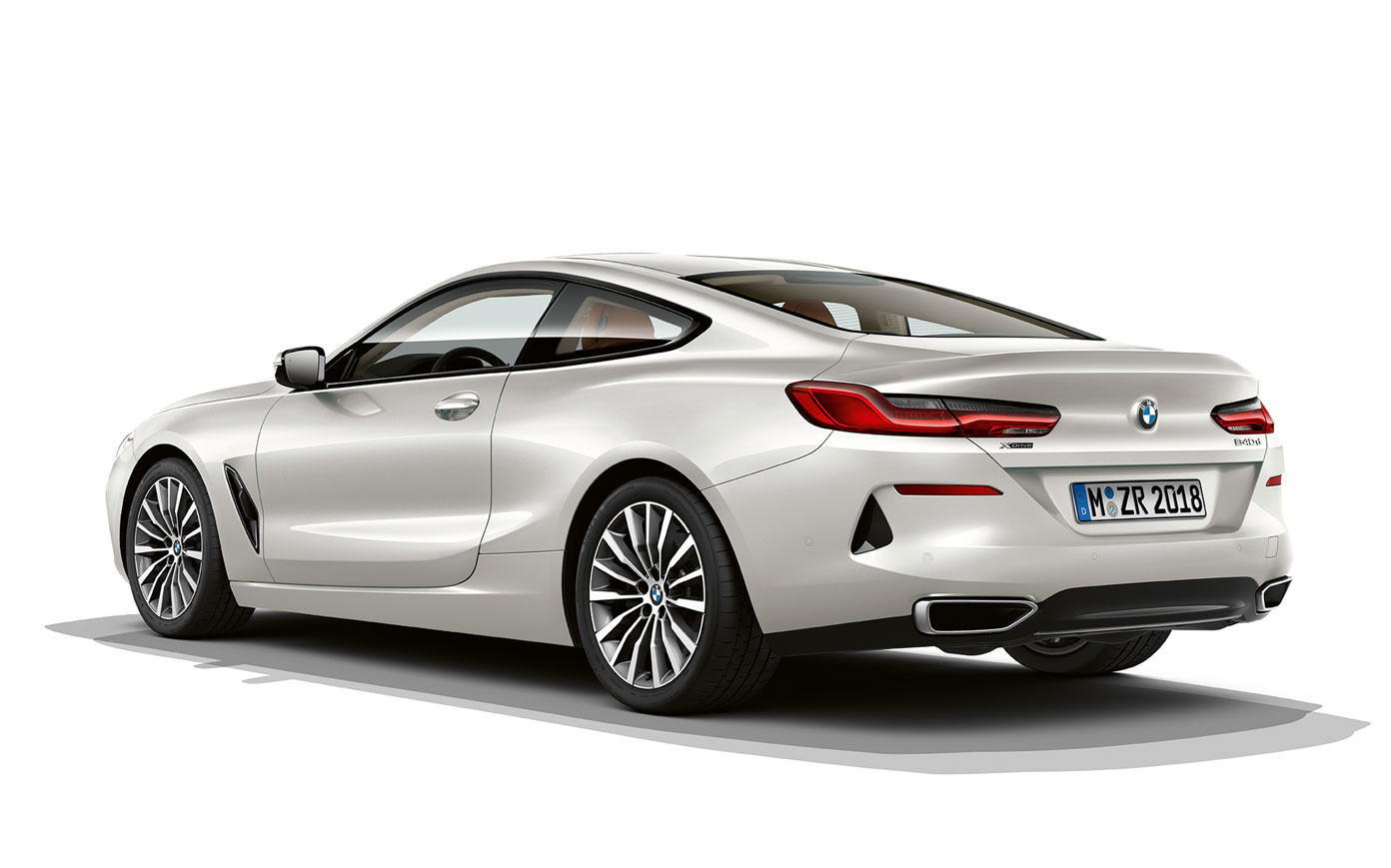 BMW Serie 8 Coupé, Mineral White metallizzato G15. Ripresa da ferma della BMW Serie 8 Coupé in Mineral White metallizzato su sfondo bianco G15.