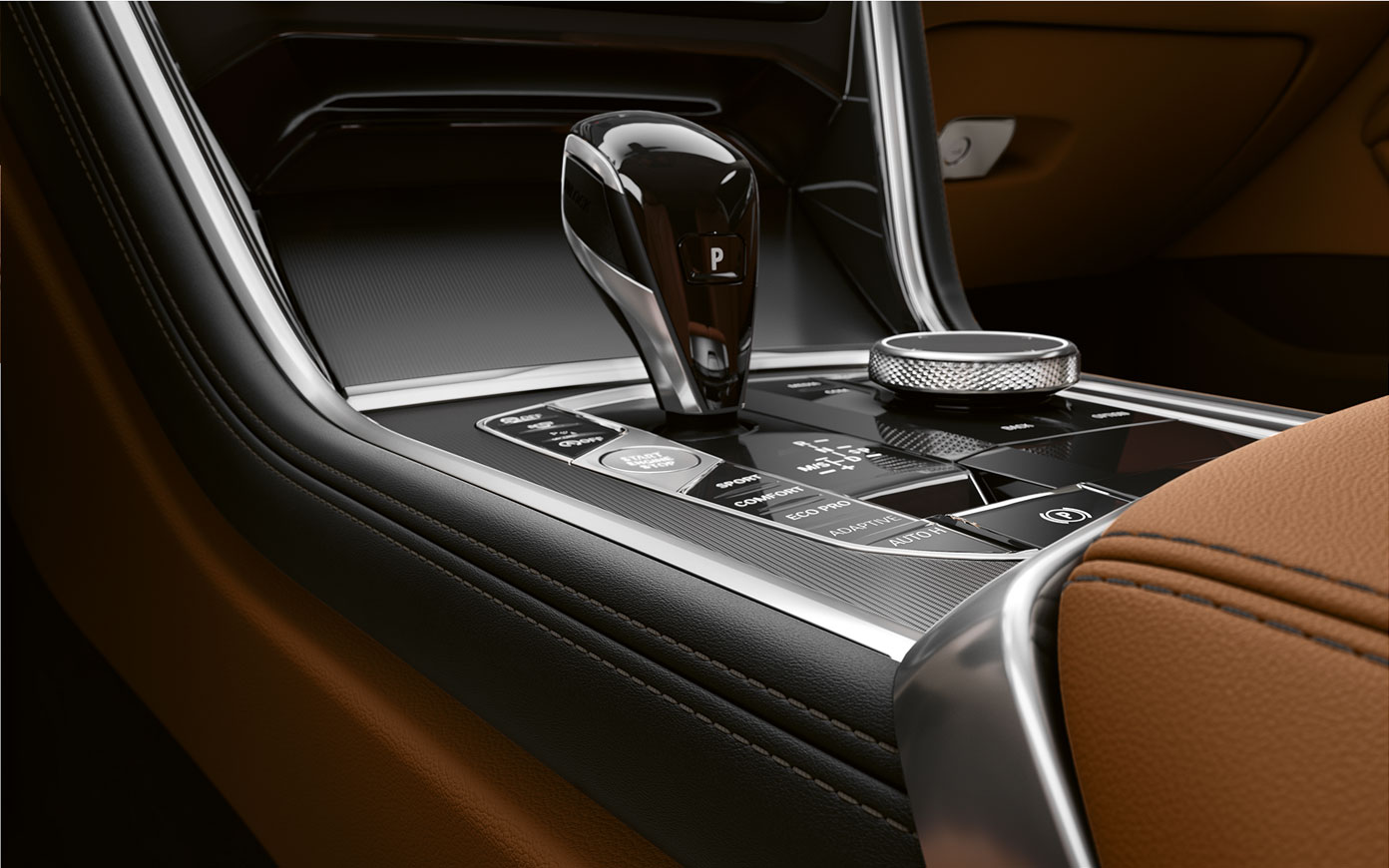 BMW Serie 8 Coupé, consolle centrale G15. Ripresa da vicino della consolle centrale della BMW Serie 8 Coupé G15.