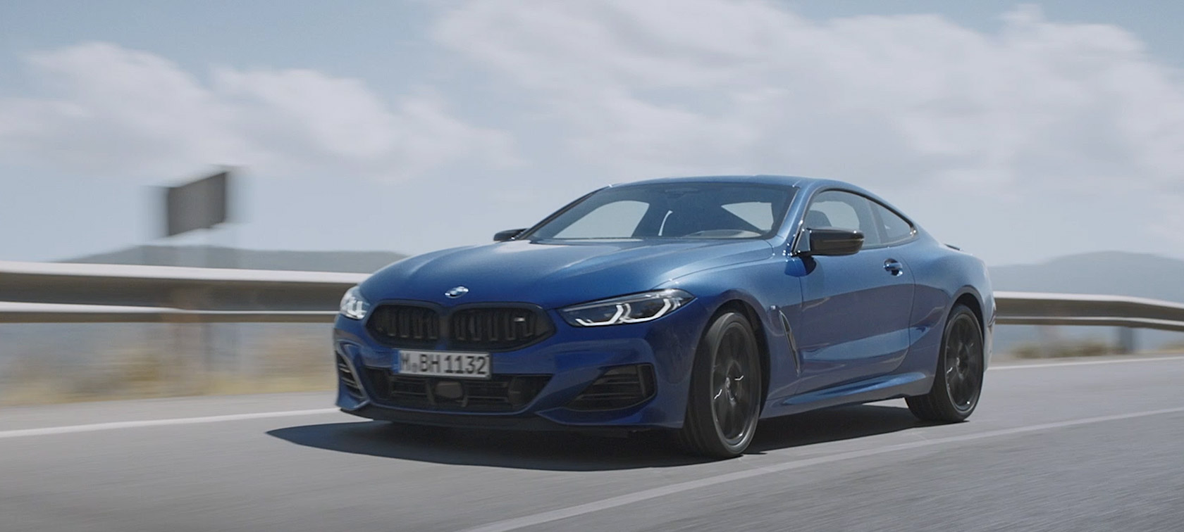 BMW Serie 8 Coupé G15 LCI Facelift 2022 dinamica di guida in un video BMW Serie 8 Coupé G15 LCI Facelift 2022 dinamica di guida in un video