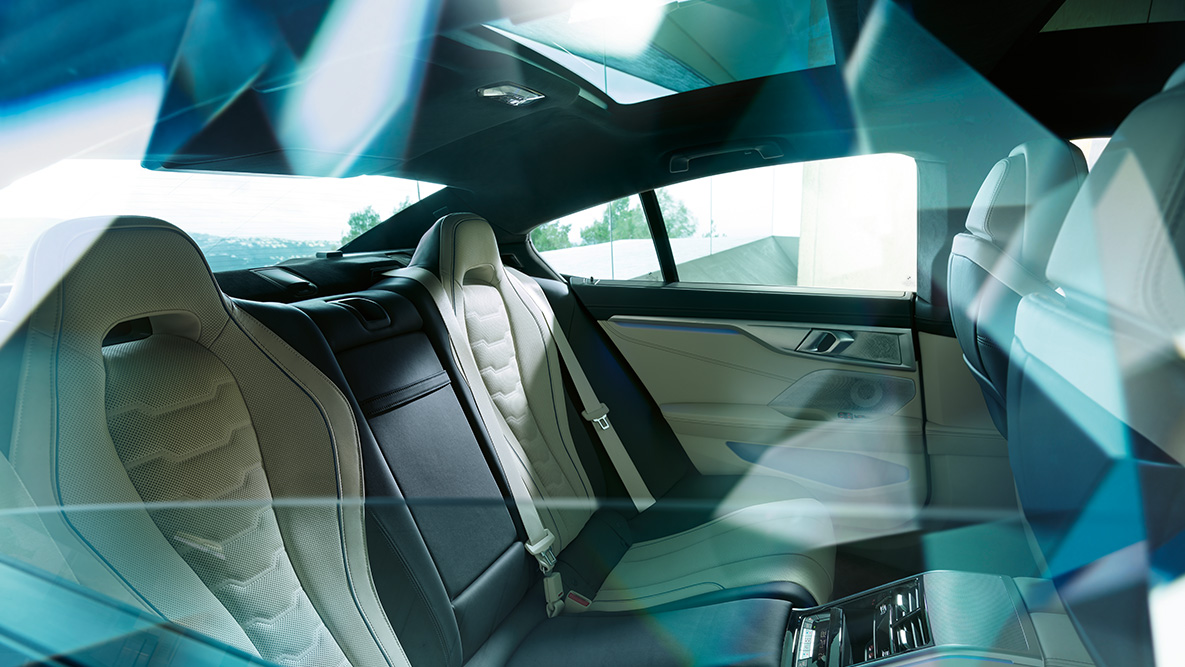 Carattere da auto sportiva sui sedili posteriori BMW Serie 8 Gran Coupé, carattere da vera sportiva che si percepisce anche dai sedili posteriori