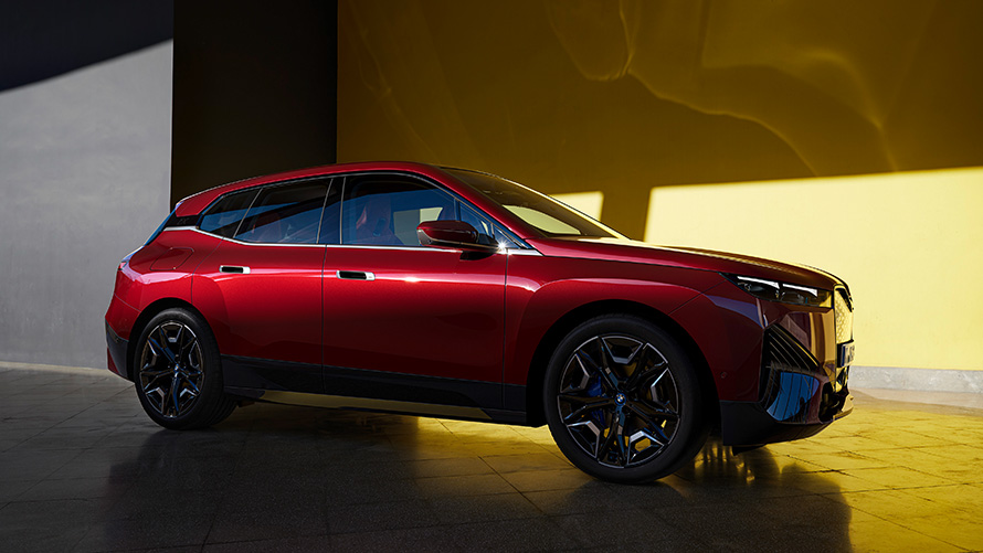 SUV elettrico BMW iX i20 BMW iX xDrive50 aerodinamica Esterni SUV elettrico BMW iX i20 2021 SUV BMW iX xDrive50 Aventurine Red in vista laterale Esterni