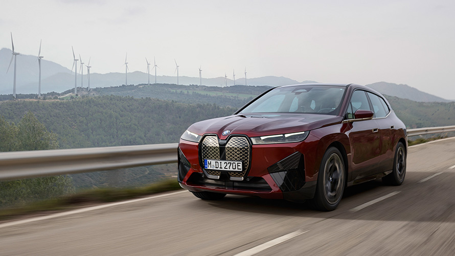 BMW iX i20 SUV elettrico BMW iX xDrive50 Sostenibilità Video BMW iX i20 2021 SUV elettrico BMW iX xDrive50 Aventurine Red Sostenibilità Video