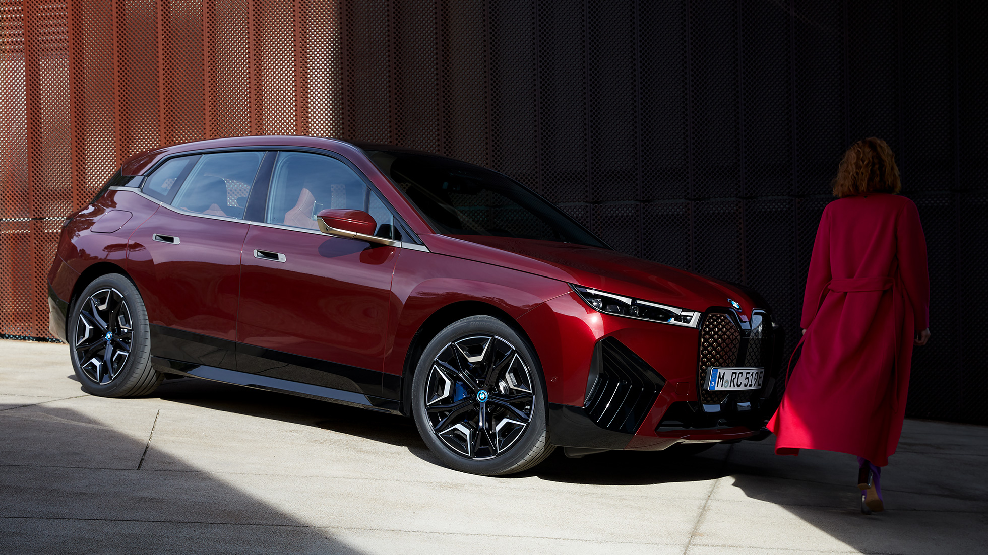 BMW iX vista tre quarti esterni BMW iX Aventurin Red i20 vista tre quarti