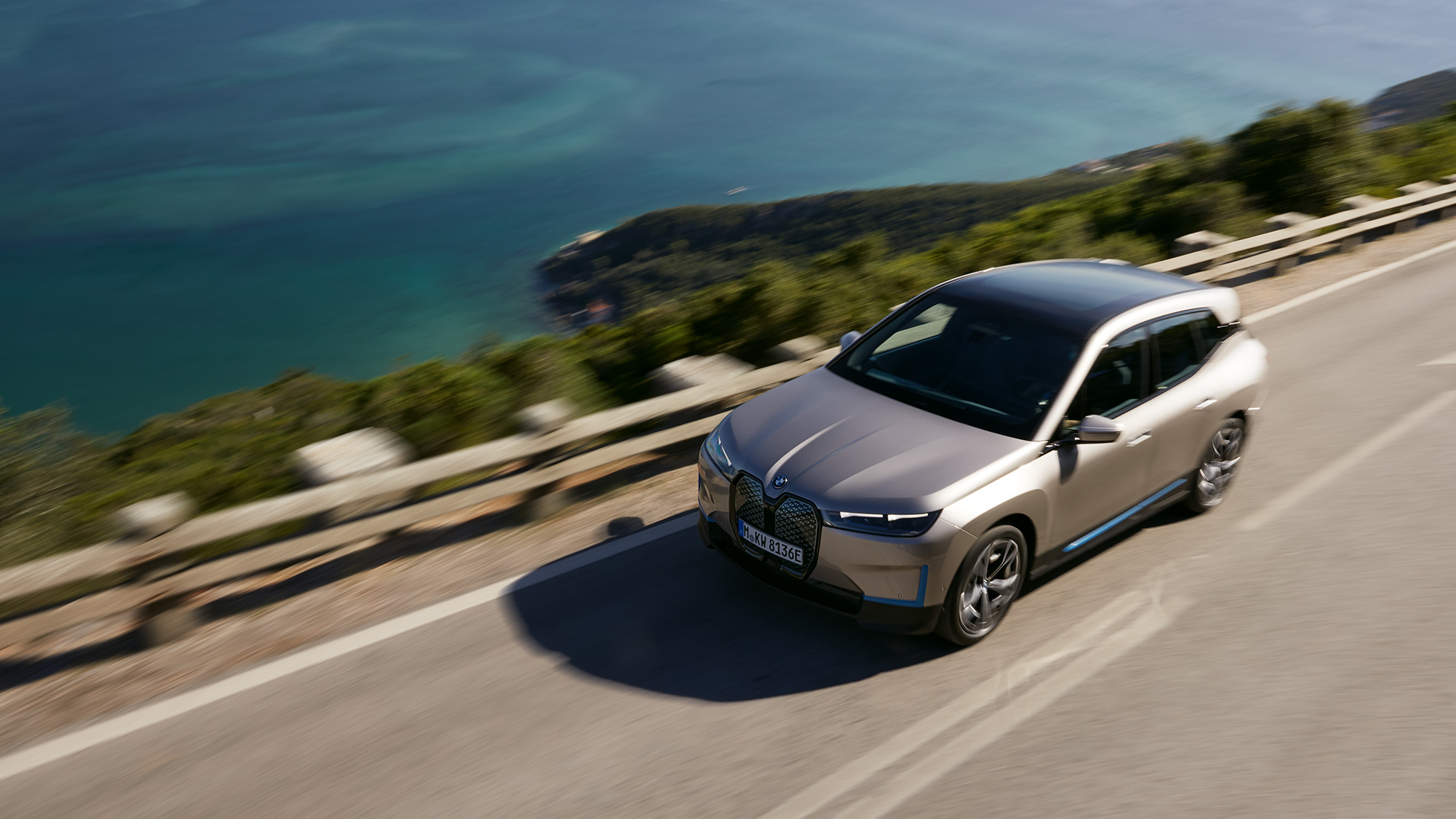 BMW iX vista dall'alto su strada BMW iX Cashmere Silver i20 vista dall'alto su strada