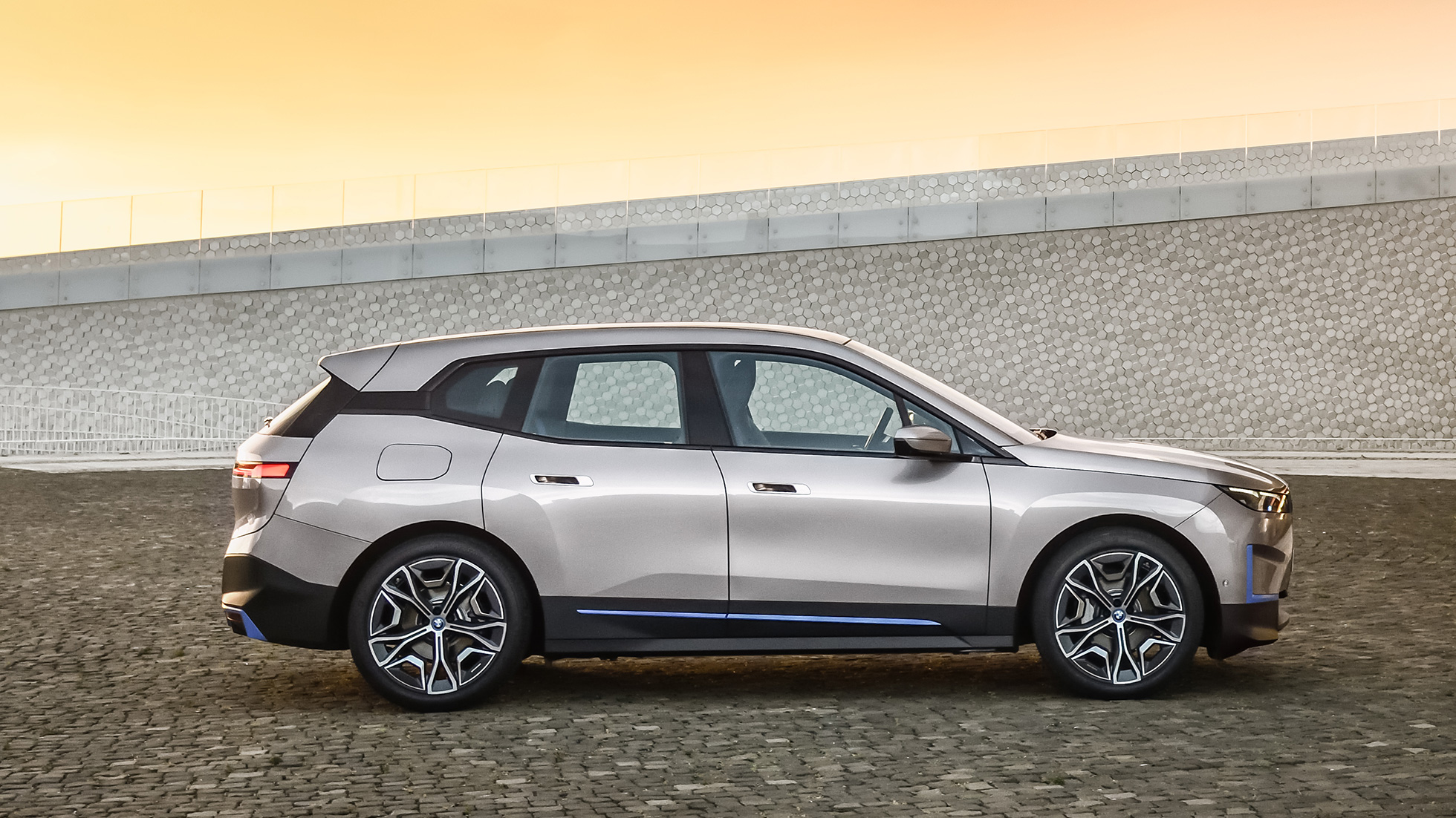 BMW iX vista di profilo BMW iX Cashmere Silver i20 vista di profilo