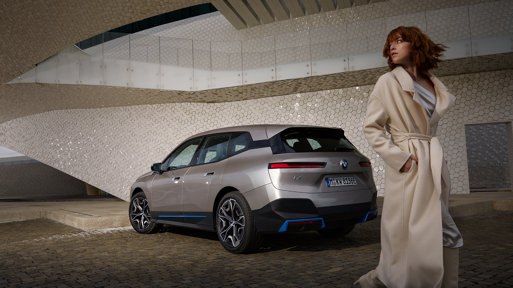 BMW iX vista tre quarti posteriore BMW iX i20 Cashmere Silver vista tre quarti posteriore