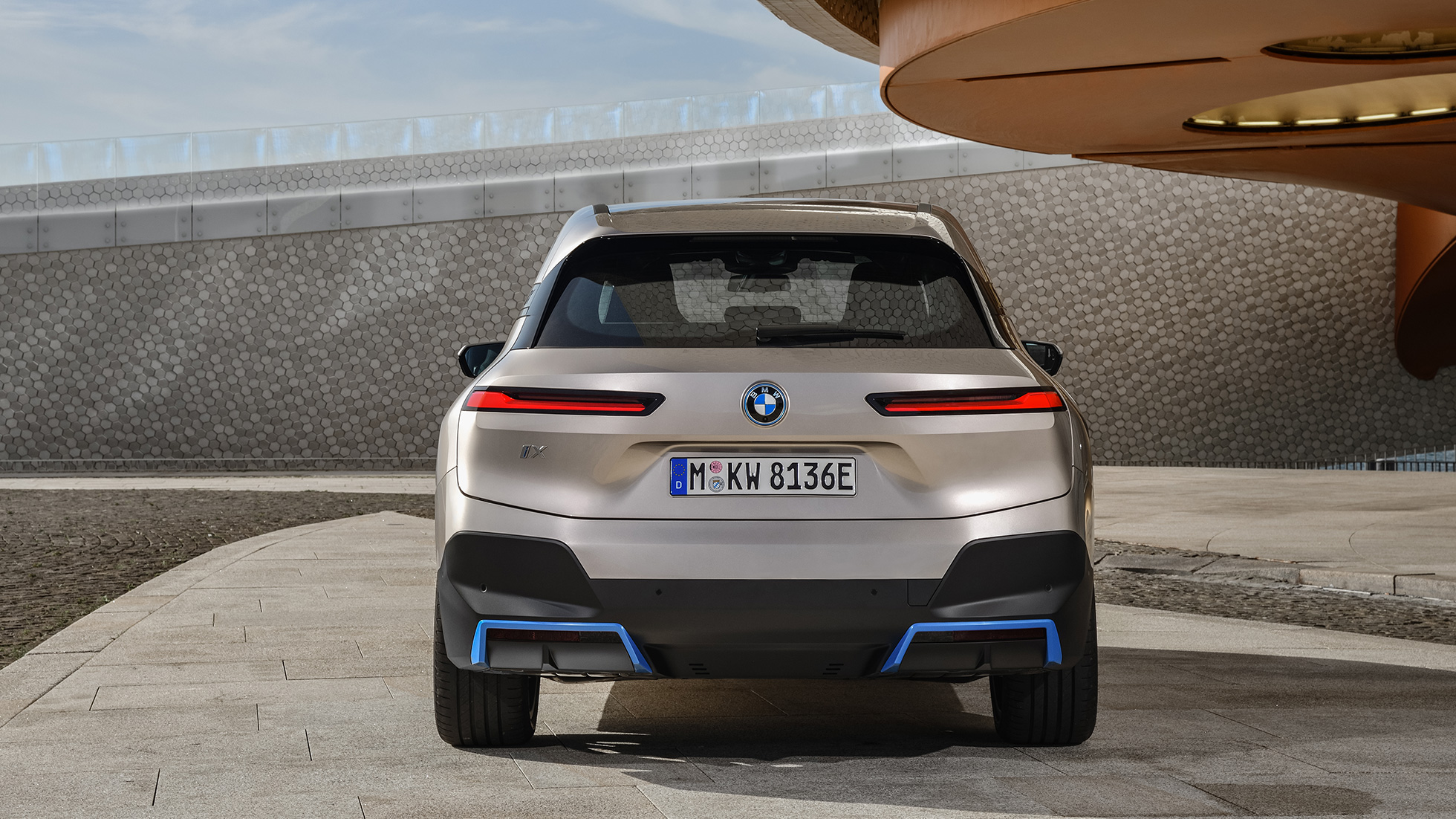 BMW iX vista posteriore BMW iX Cashmere Silver i20 vista posteriore