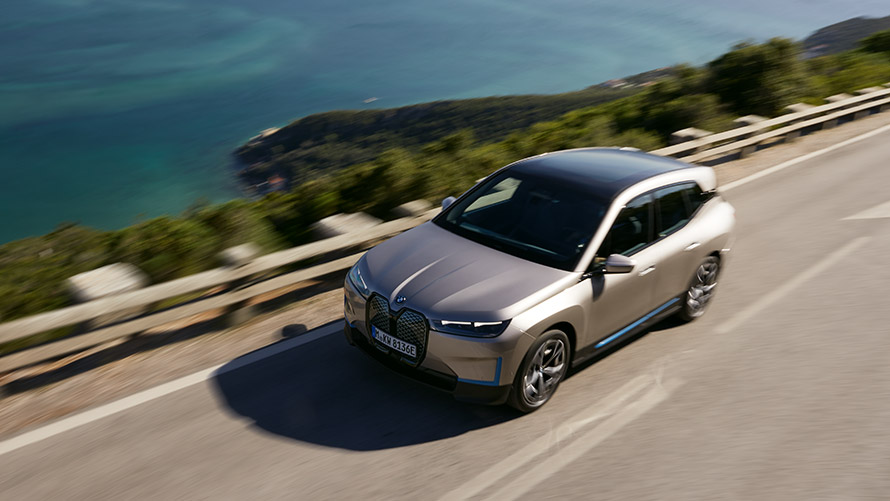 BMW iX vista dall'alto su strada BMW iX Cashmere Silver i20vista dall'alto su strada