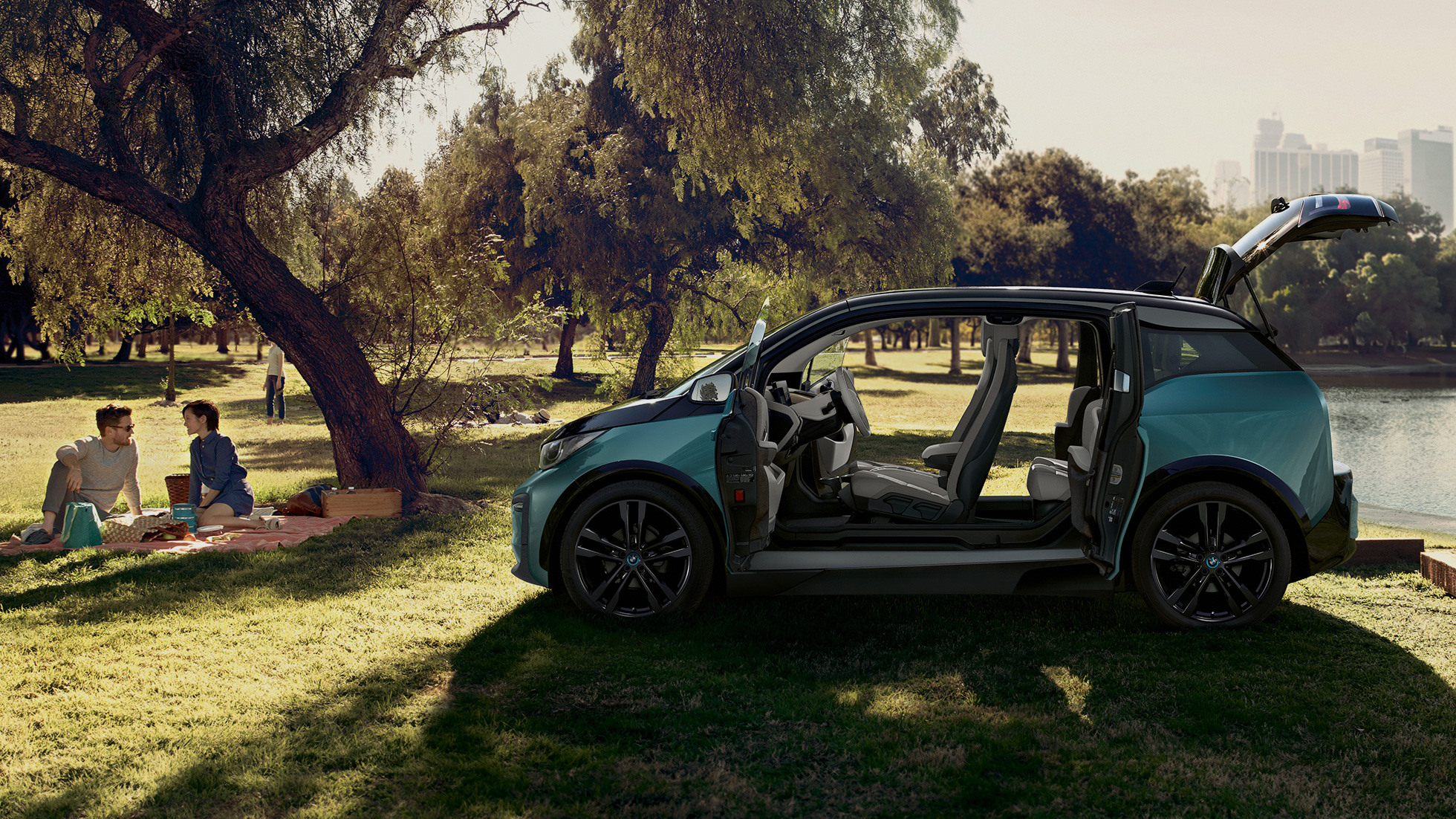 BMW i3 2018 vista laterale con porte aperte I01 BMW i3 I01 2018 Jucaro Beige con profilo in Frozen Grey metallizzato vista laterale con porte aperte