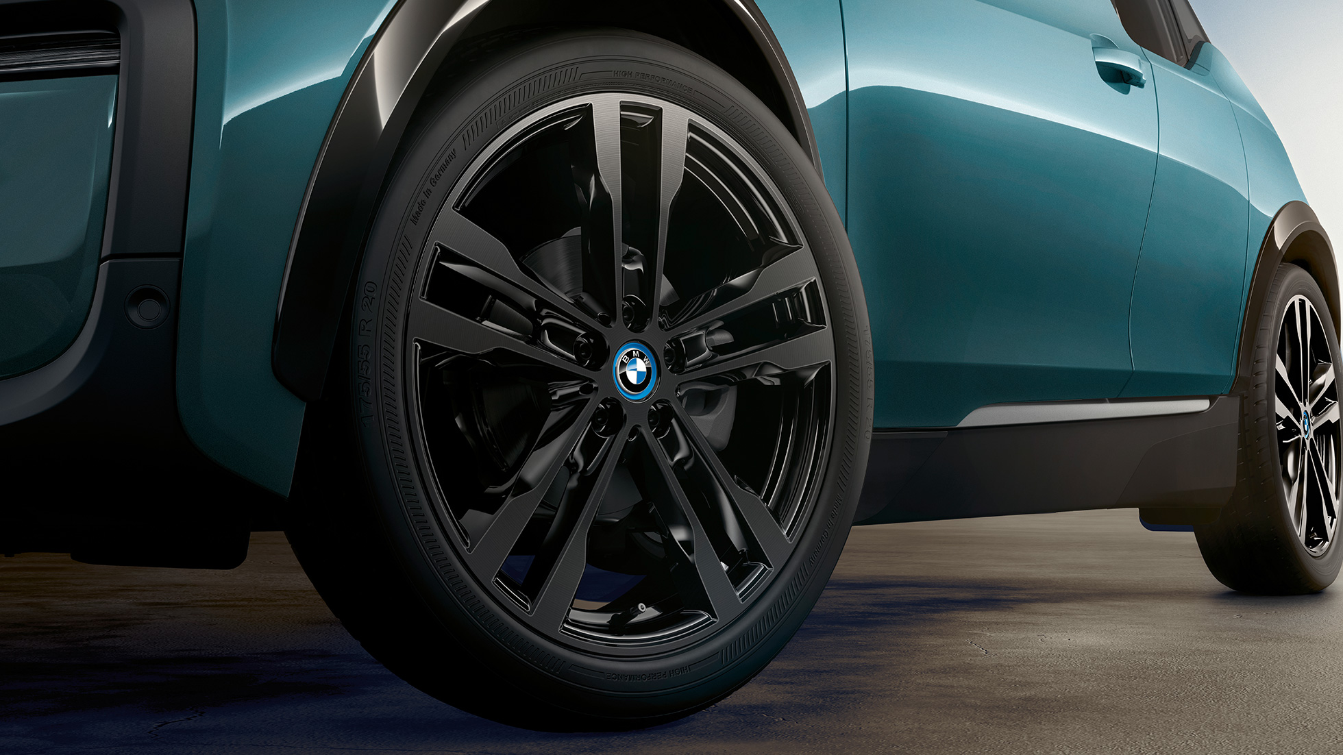 BMW i3 2018 cerchio in lega leggera I01 BMW i3 I01 2018 Jucaro Beige con profilo in Frozen Grey metallizzato primo piano cerchio in lega leggera