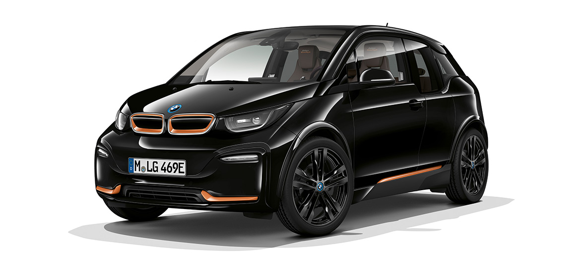 BMW i3s Edition RoadStyle in vista anteriore a tre quarti BMW i3s Edition RoadStyle Fluid Black con profilo E-Copper in vista anteriore a tre quarti