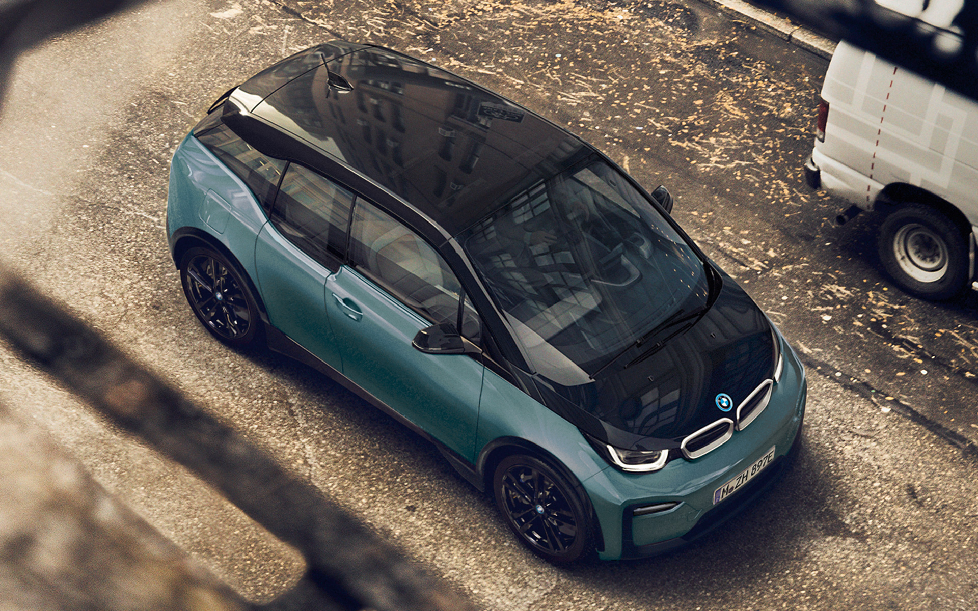 BMW i3 I01 2018 Blue Ridge Mountain con profilo in Frozen Grey metallizzato con prospettiva a volo d&rsquo;uccello del tetto in carbonio