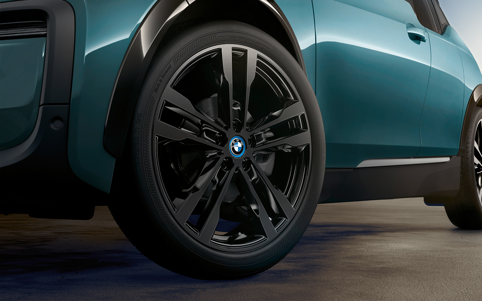 BMW i3 I01 2018 Blue Ridge Mountain con profilo in Frozen Grey metallizzato primo piano dei cerchi in lega leggera