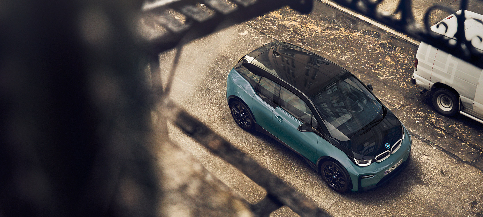 BMW i3 I01 2018 con prospettiva a volo d’uccello BMW i3 I01 2018 Blue Ridge Mountain con profilo in Frozen Grey metallizzato con prospettiva a volo d’uccello del tetto in carbonio
