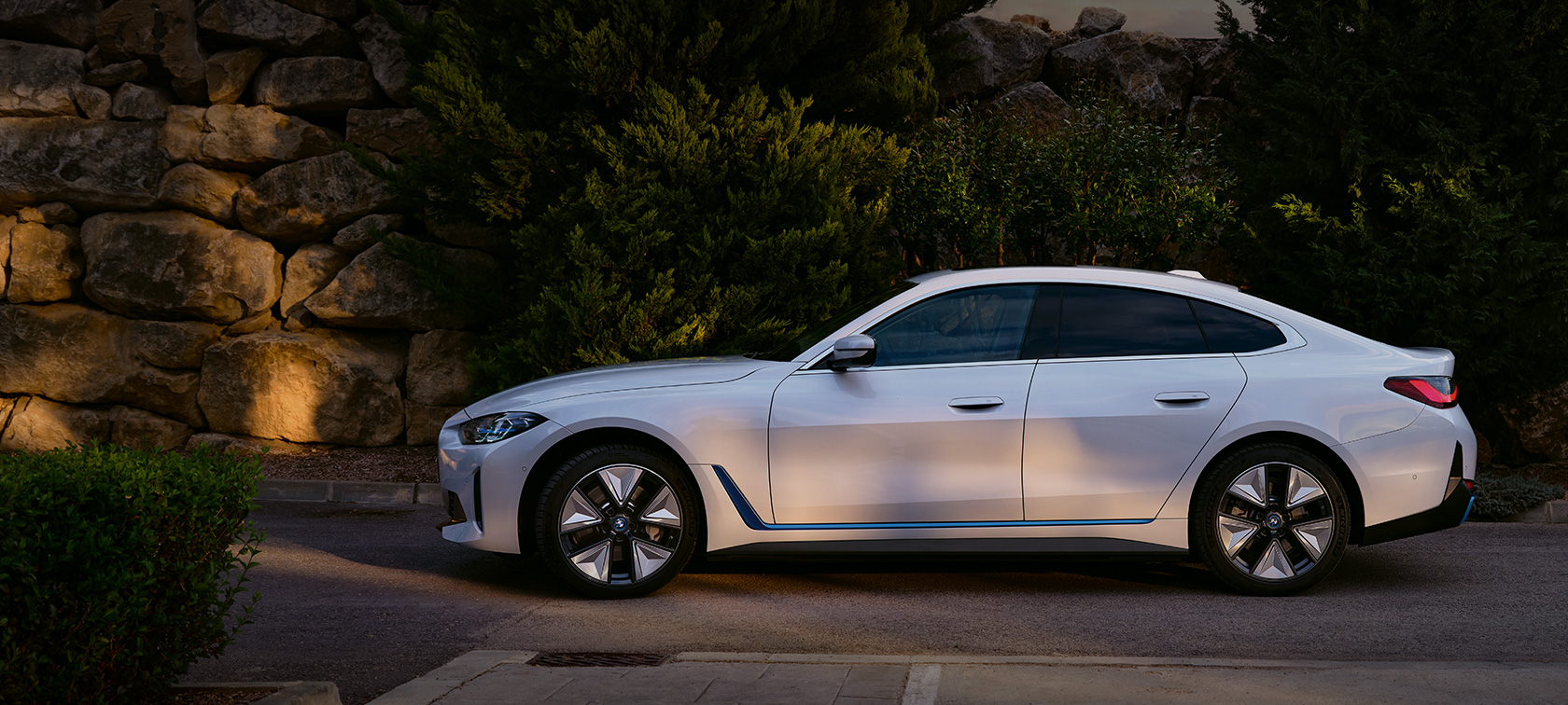 BMWi4, offerte BMW disponibili: soluzioni finanziarie (WHY-BUY), noleggio a lungo termine