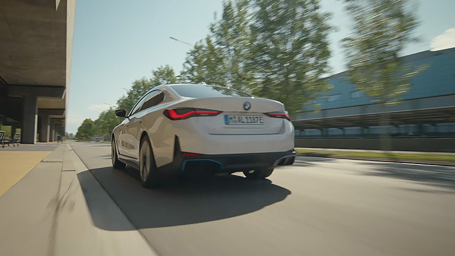 BMW i4 G26 2021 puramente elettrica, primo piano del frontale laterale BMW i4 G26 2021 puramente elettrica, primo piano del frontale laterale