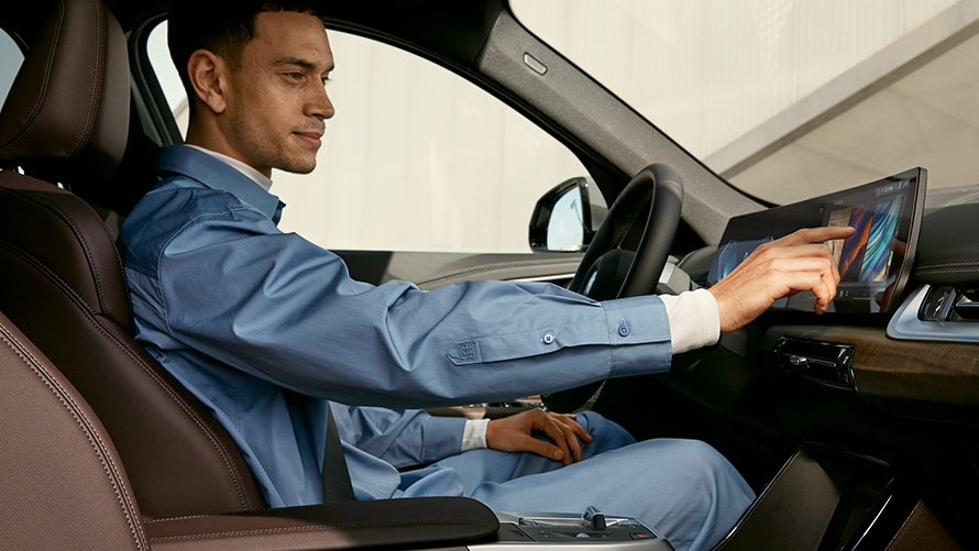 Interni della BMW iX1 U11 BEV con comandi touch Interni della BMW iX1 U11 BEV con comandi touch del Curved Display