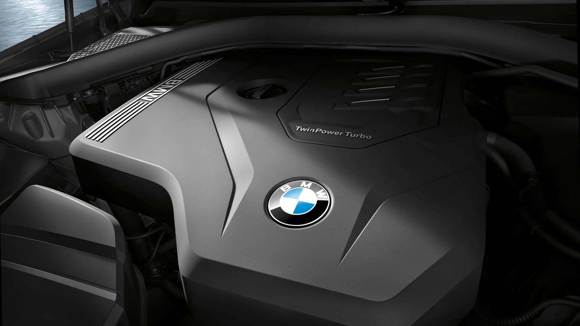 Motore della BMW M340i xDrive Berlina Motore della BMW M340i xDrive Berlina G20 Sapphire Black metallizzato primo piano