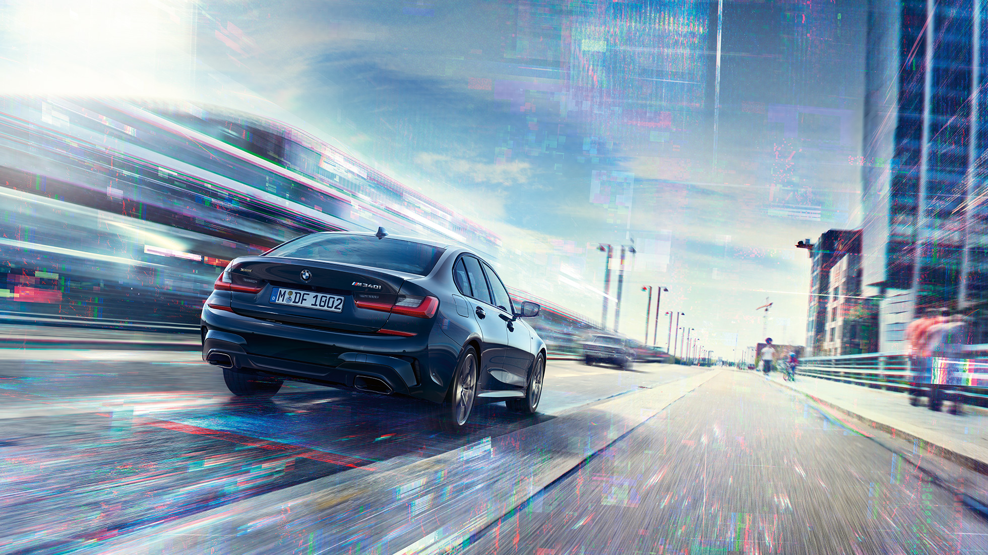 Vista posteriore della BMW M340i xDrive Berlina BMW M340i xDrive Berlina G20 Sapphire Black metallizzato vista posteriore in movimento