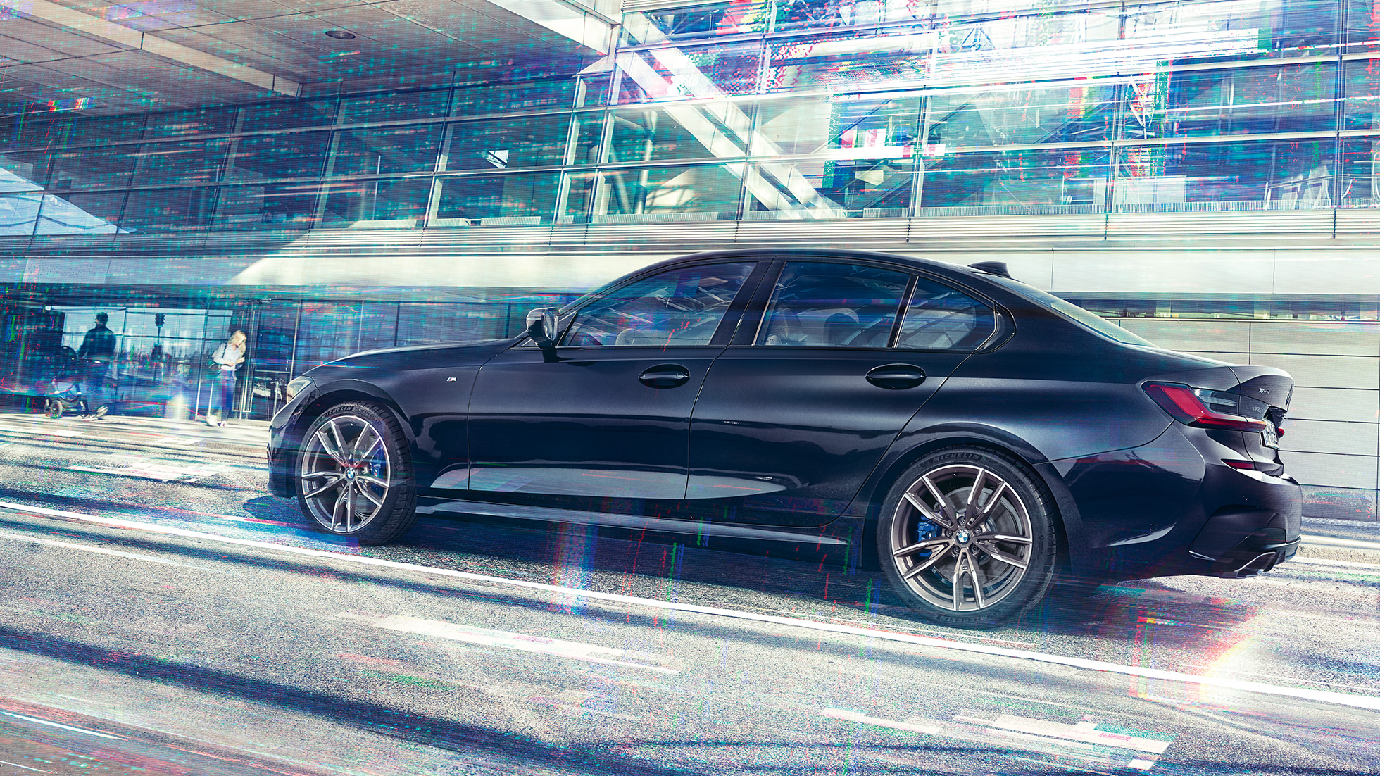 Vista laterale della BMW M340i xDrive Berlina BMW M340i xDrive Berlina G20 Sapphire Black metallizzato vista laterale in movimento