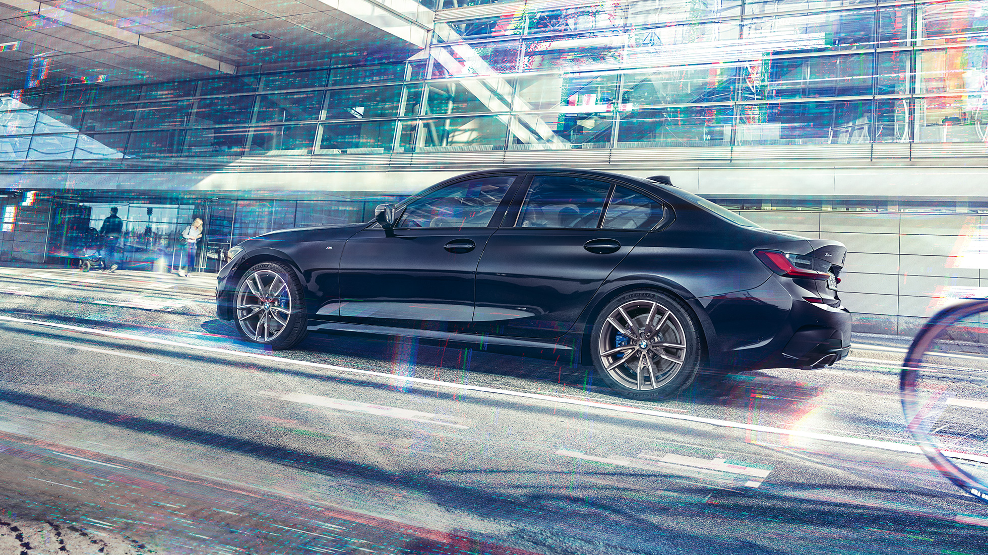 Vista laterale della BMW M340i xDrive Berlina BMW M340i xDrive Berlina G20 Sapphire Black metallizzato vista laterale in movimento