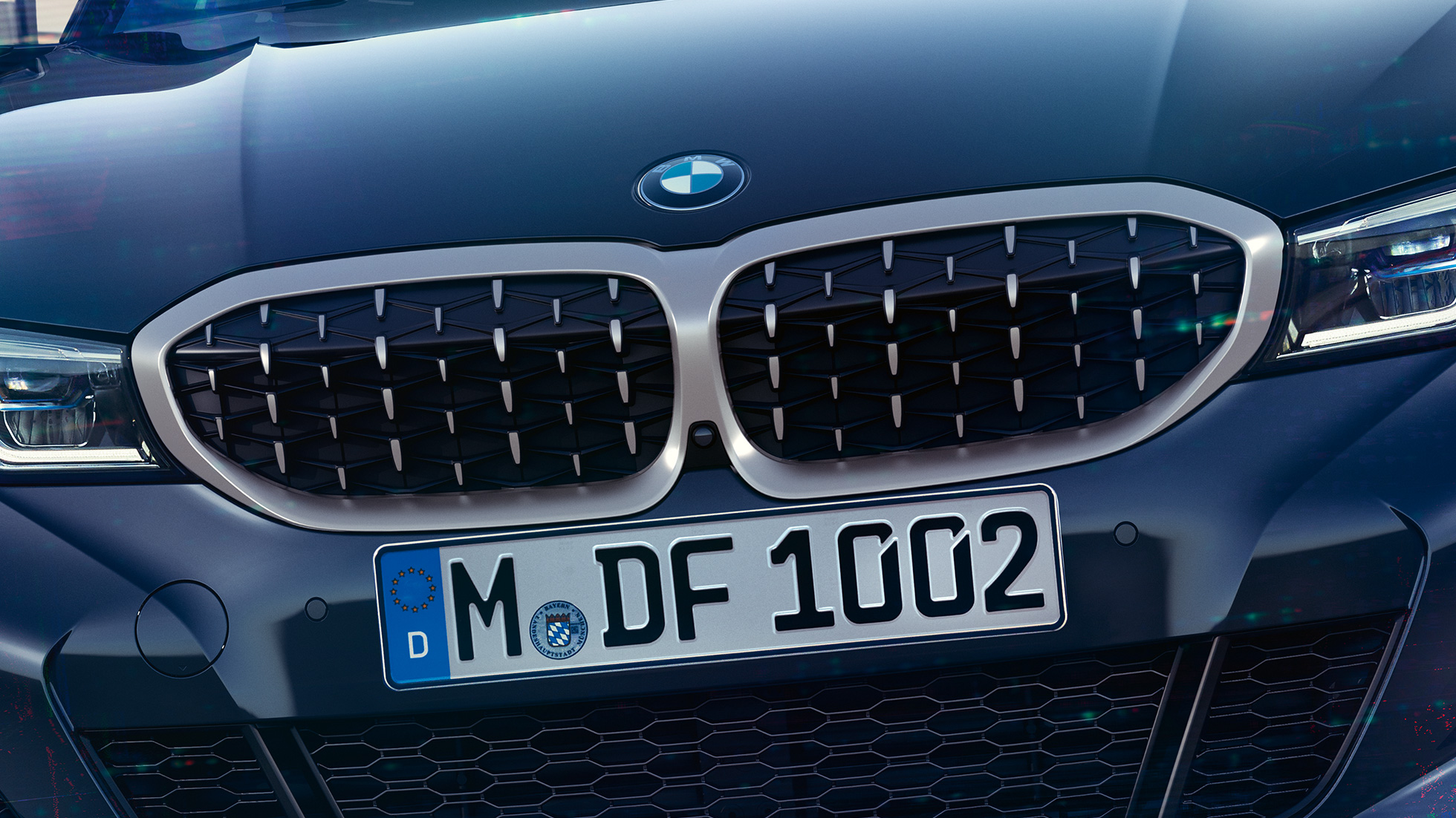 Calandra a doppio rene della BMW M340i xDrive Berlina Calandra a doppio rene della BMW M340i xDrive Berlina G20 Sapphire Black metallizzato primo piano