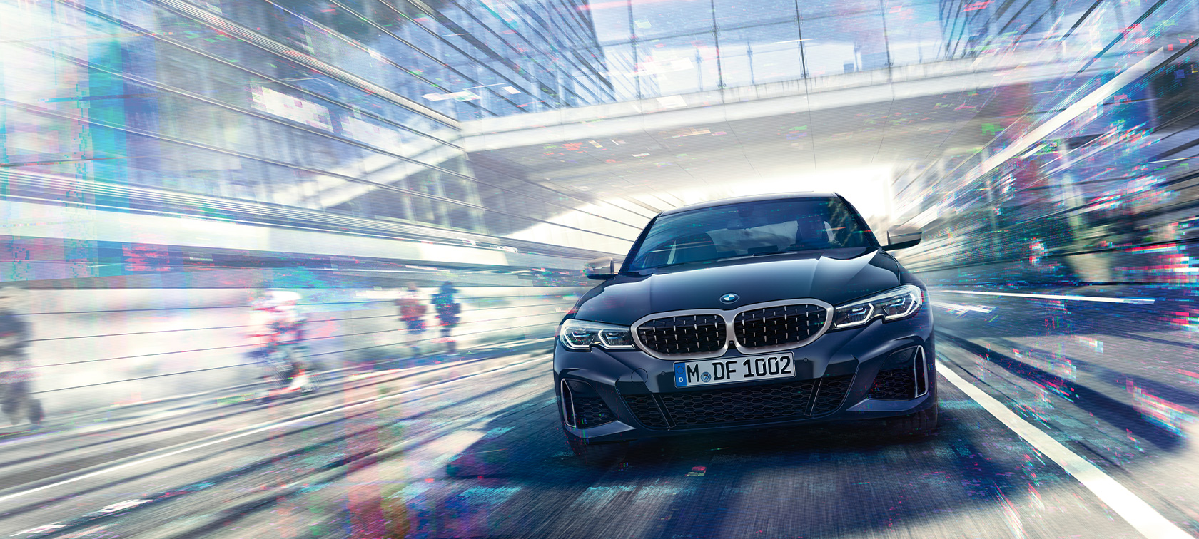 Vista anteriore BMW M340i xDrive Berlina BMW M340i xDrive Berlina G20 Sapphire Black metallizzato vista anteriore in movimento