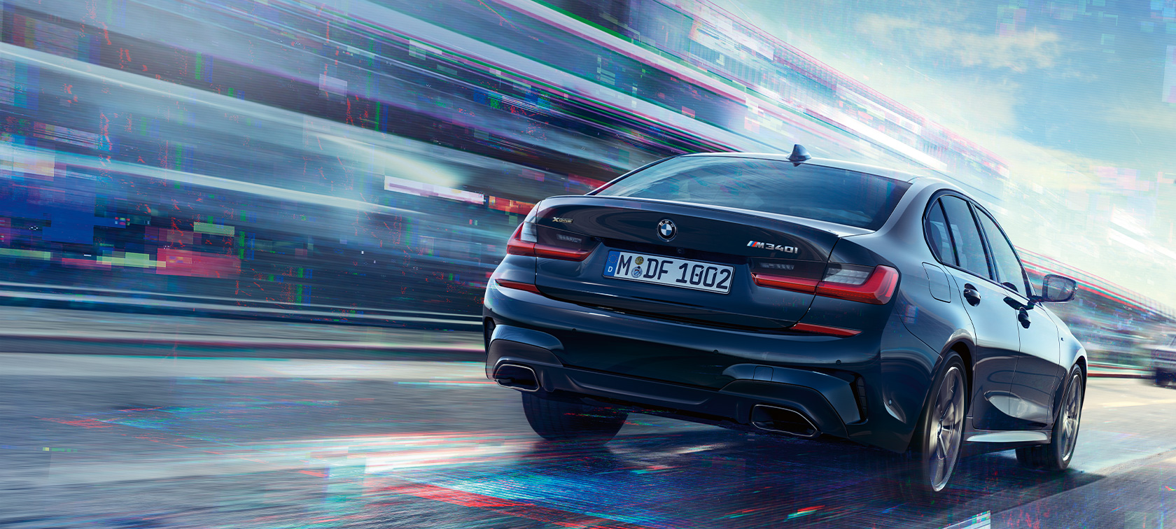 BMW M340i xDrive Berlina vista da dietro BMW M340i xDrive Berlina Sapphire Black metallic vista da dietro