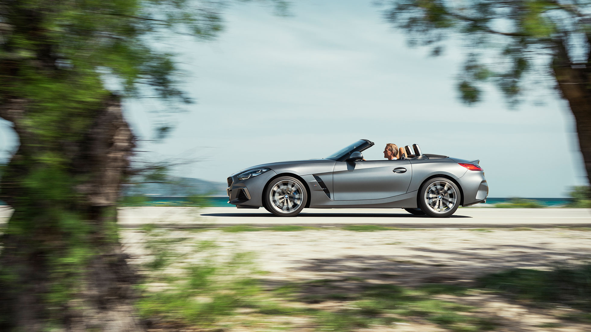 Esterni della BMW Z4 M40i G29 BMW Z4 Roadster M40i G29 2019 Cabrio BMW Individual Frozen Grey metallizzato vista laterale