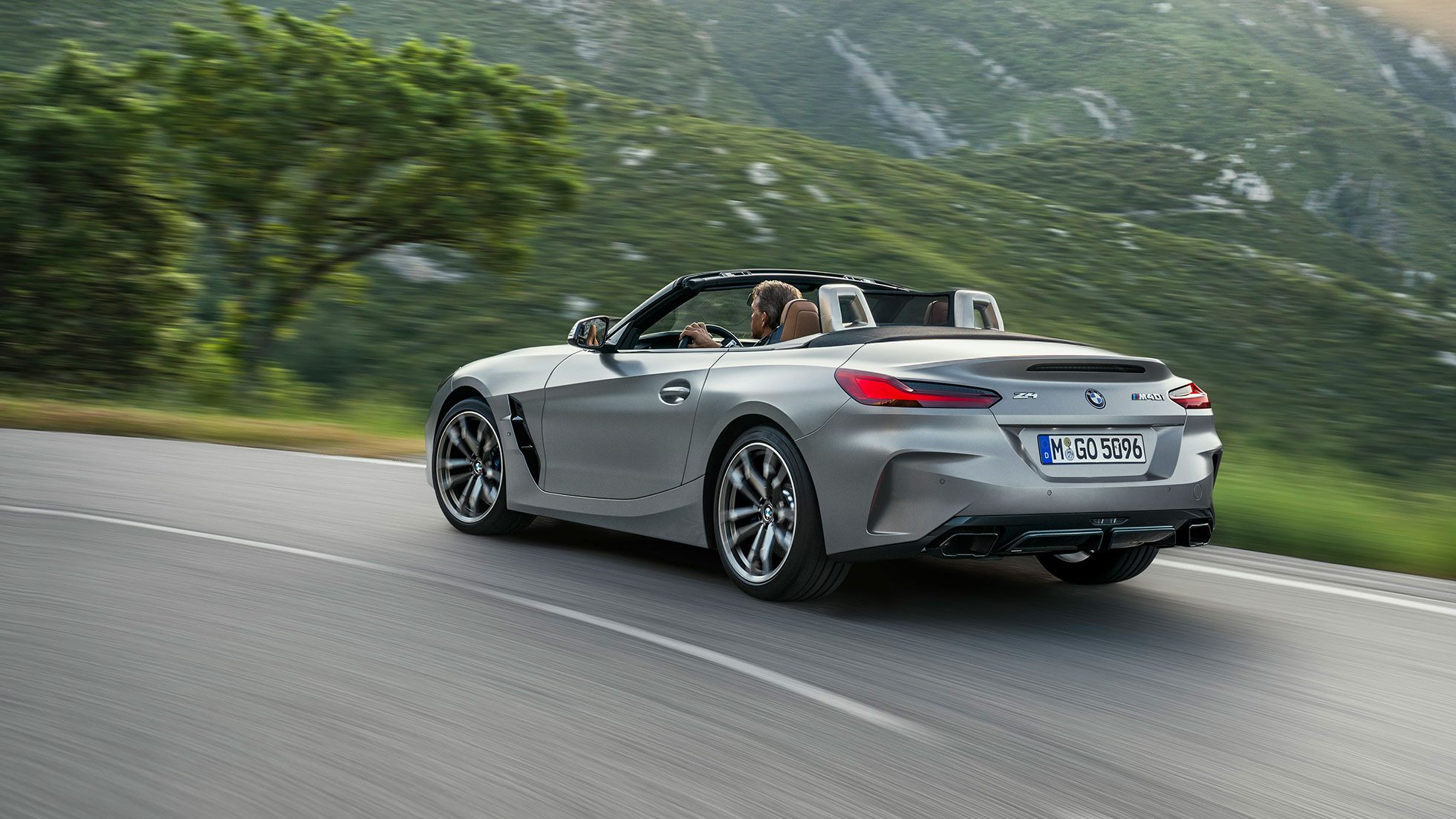 Dinamica di guida della BMW Z4 M40i G29 BMW Z4 Roadster M40i G29 2019 BMW Individual Frozen Grey metallizzato vista posteriore a tre quarti in movimento